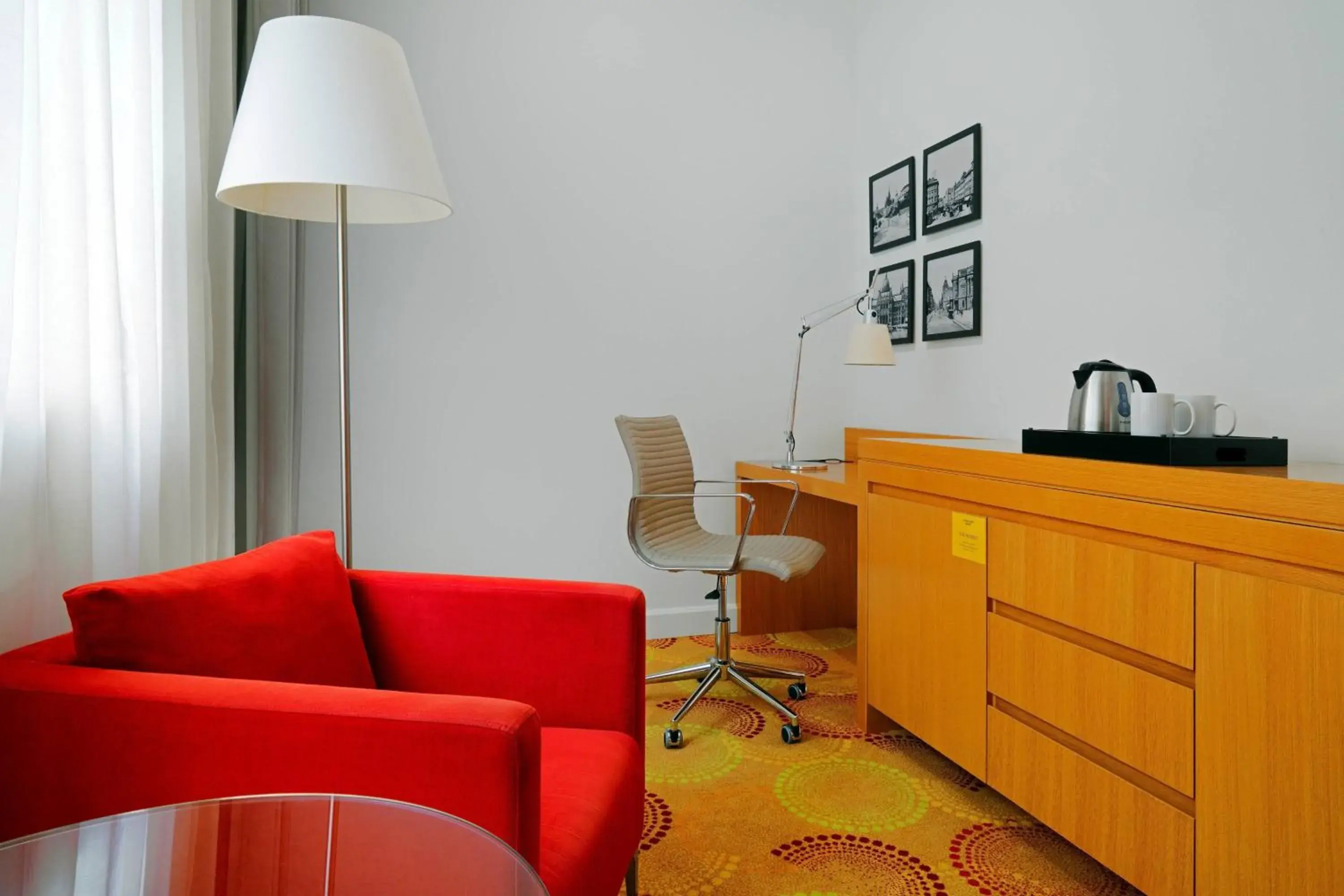 Photo of the whole room, Seating Area in Courtyard by Marriott Budapest City Center