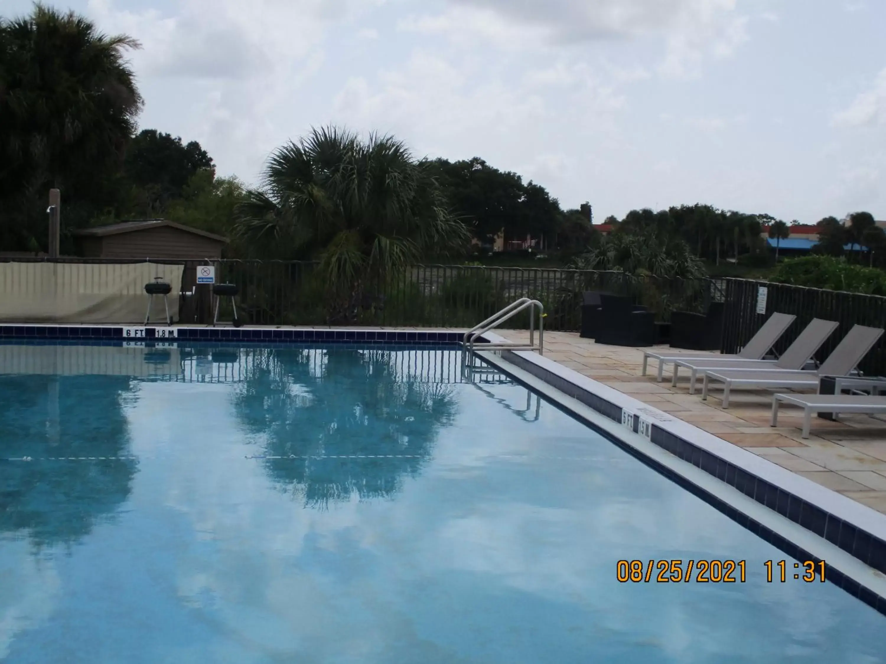 BBQ facilities, Swimming Pool in Quality Inn & Suites By The Lake