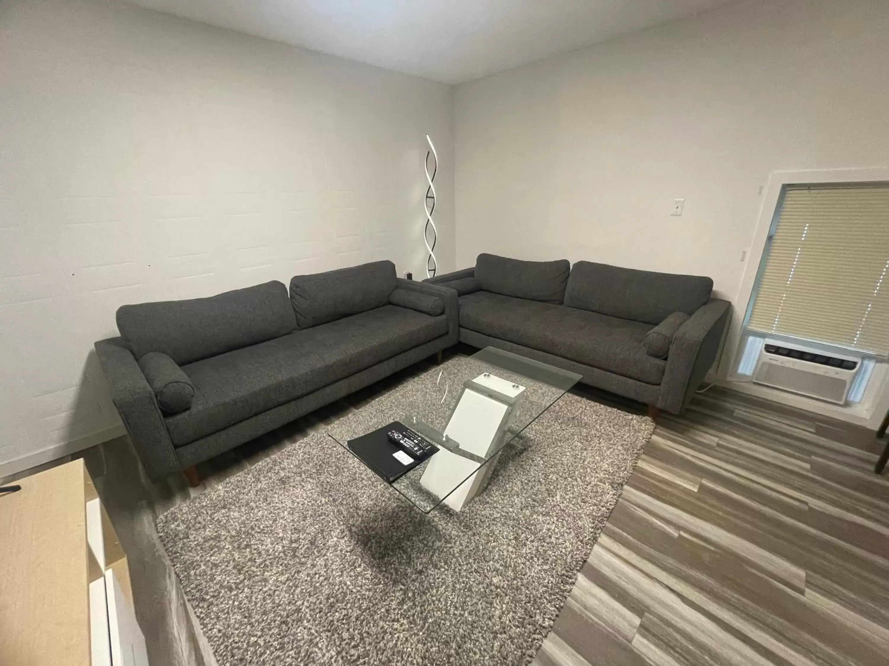 Living room, Seating Area in Crystal Springs Motel