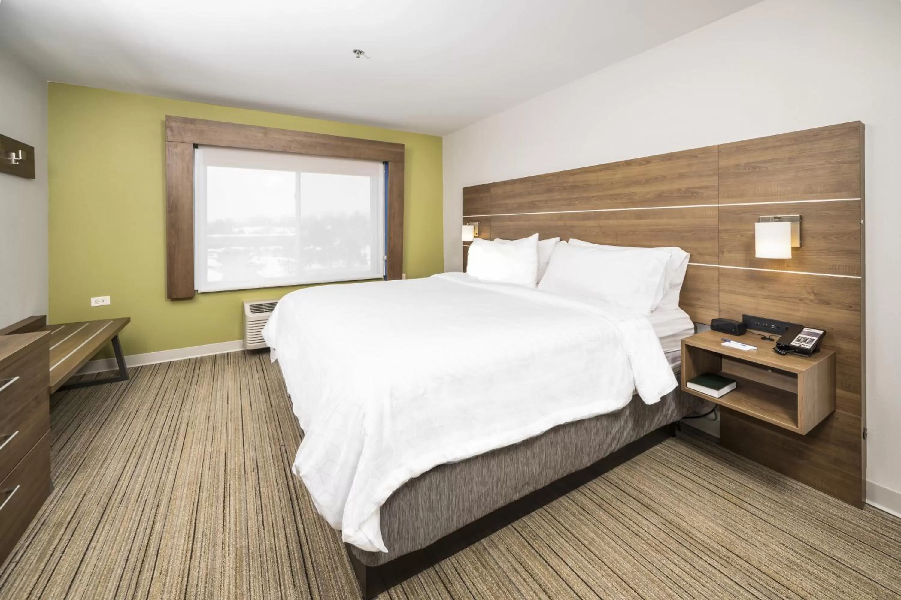 Photo of the whole room, Bed in Holiday Inn Express Chicago Northwest-Vernon Hills by IHG