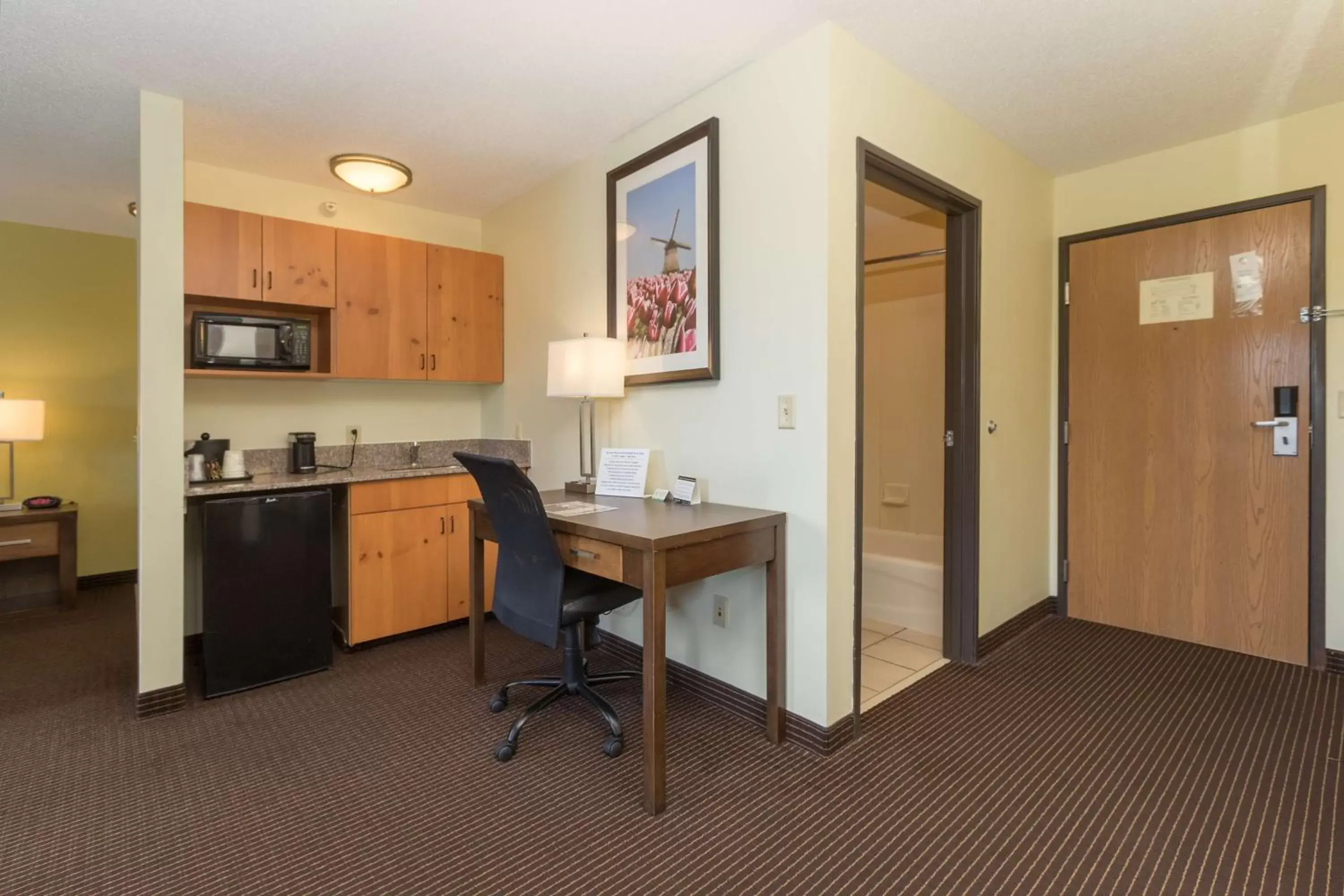 Photo of the whole room, Kitchen/Kitchenette in Best Western Plus Holland Inn & Suites