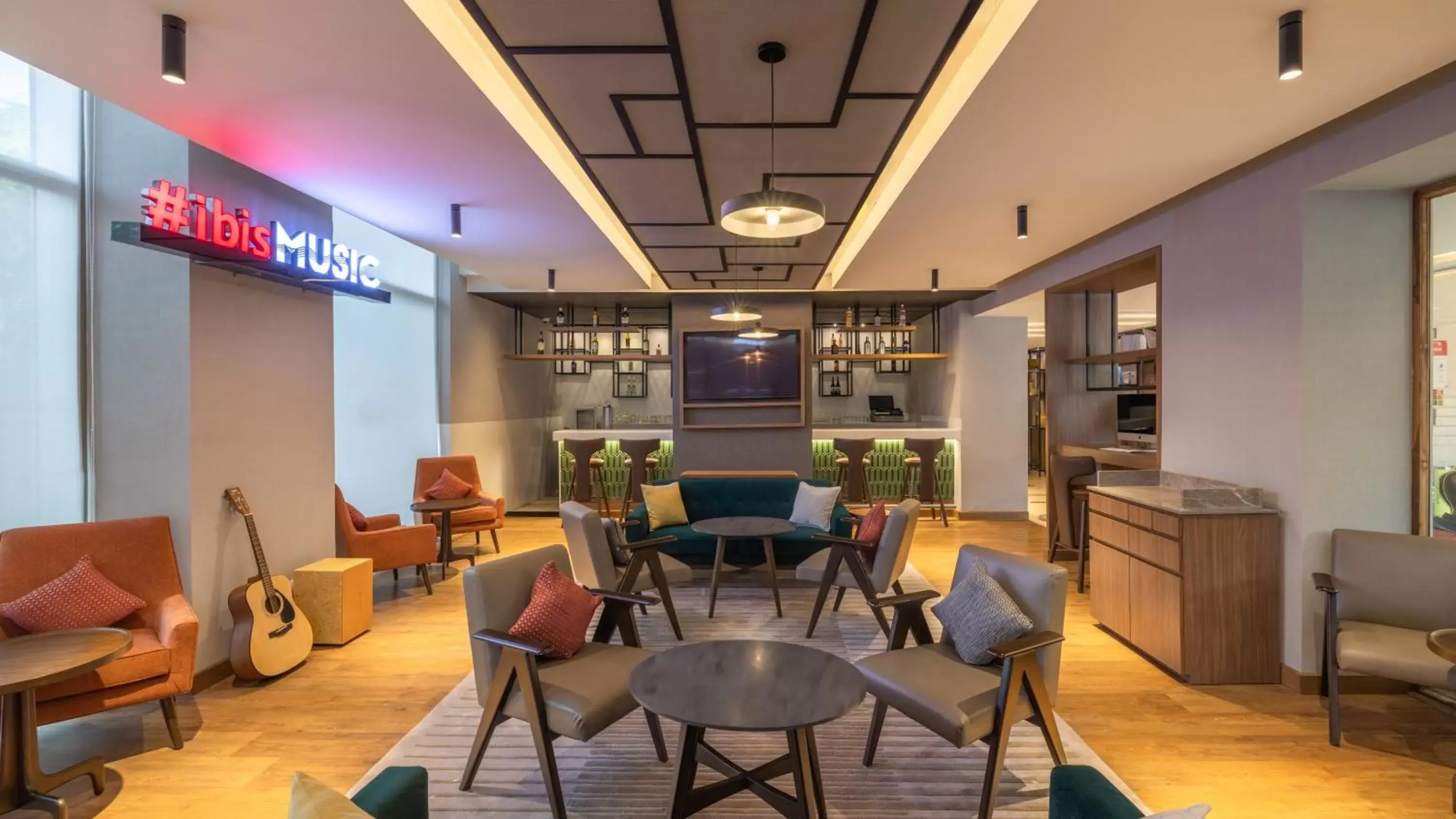 Restaurant/places to eat, Lounge/Bar in ibis Mumbai Airport - An Accor Brand