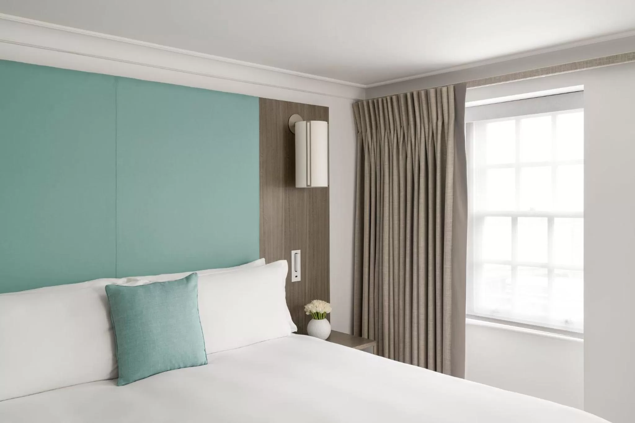 Photo of the whole room, Bed in COMO Metropolitan London