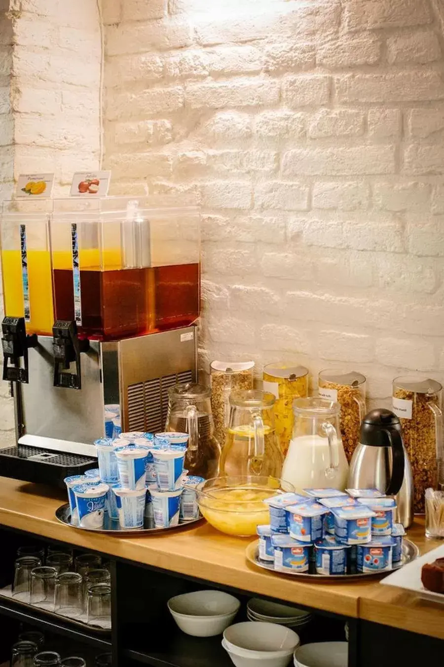 Breakfast, Kitchen/Kitchenette in Hotel NOIR