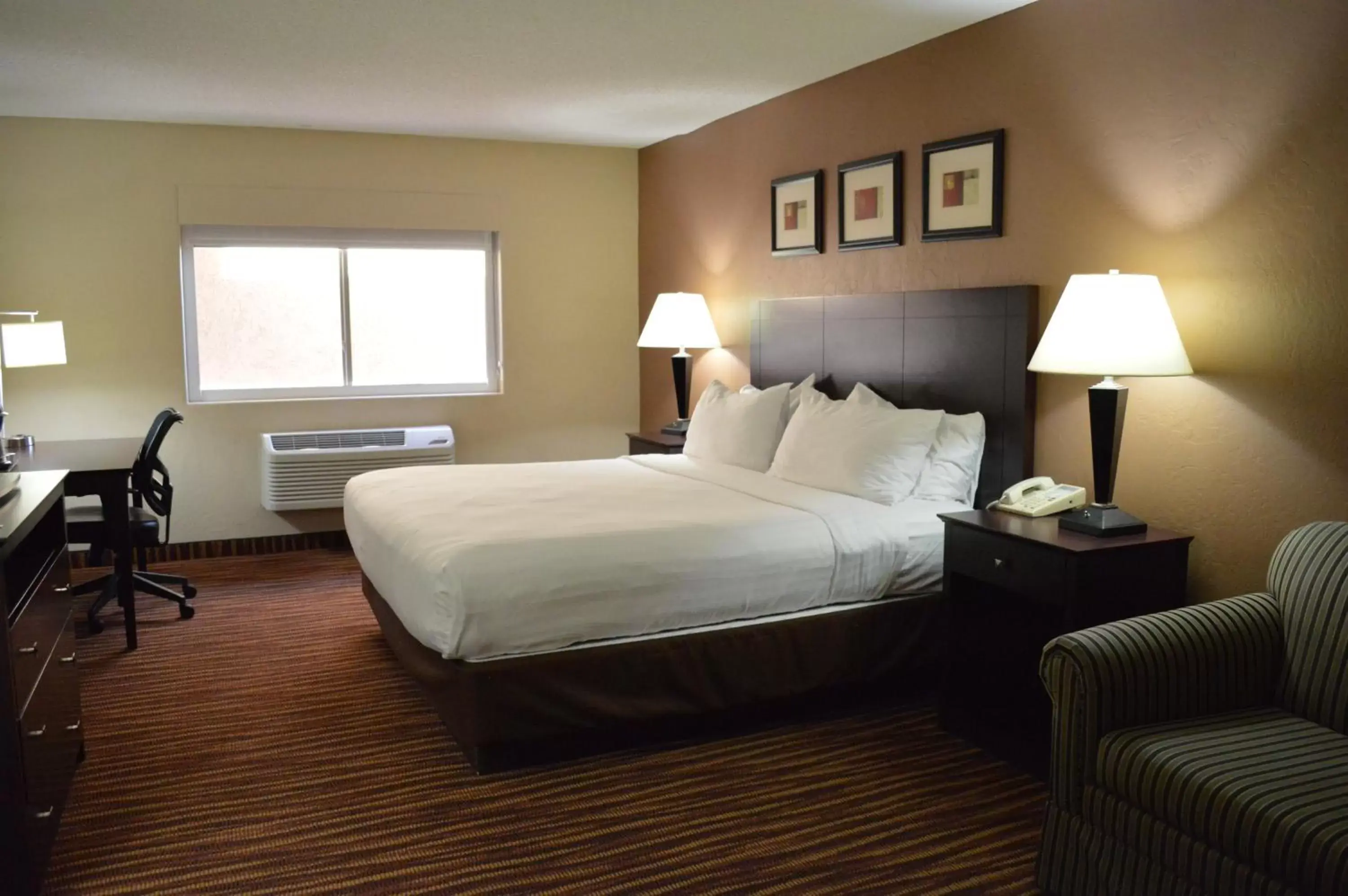 Bed in First Choice Inn at the Swell Bed in First Choice Inn at the Swell