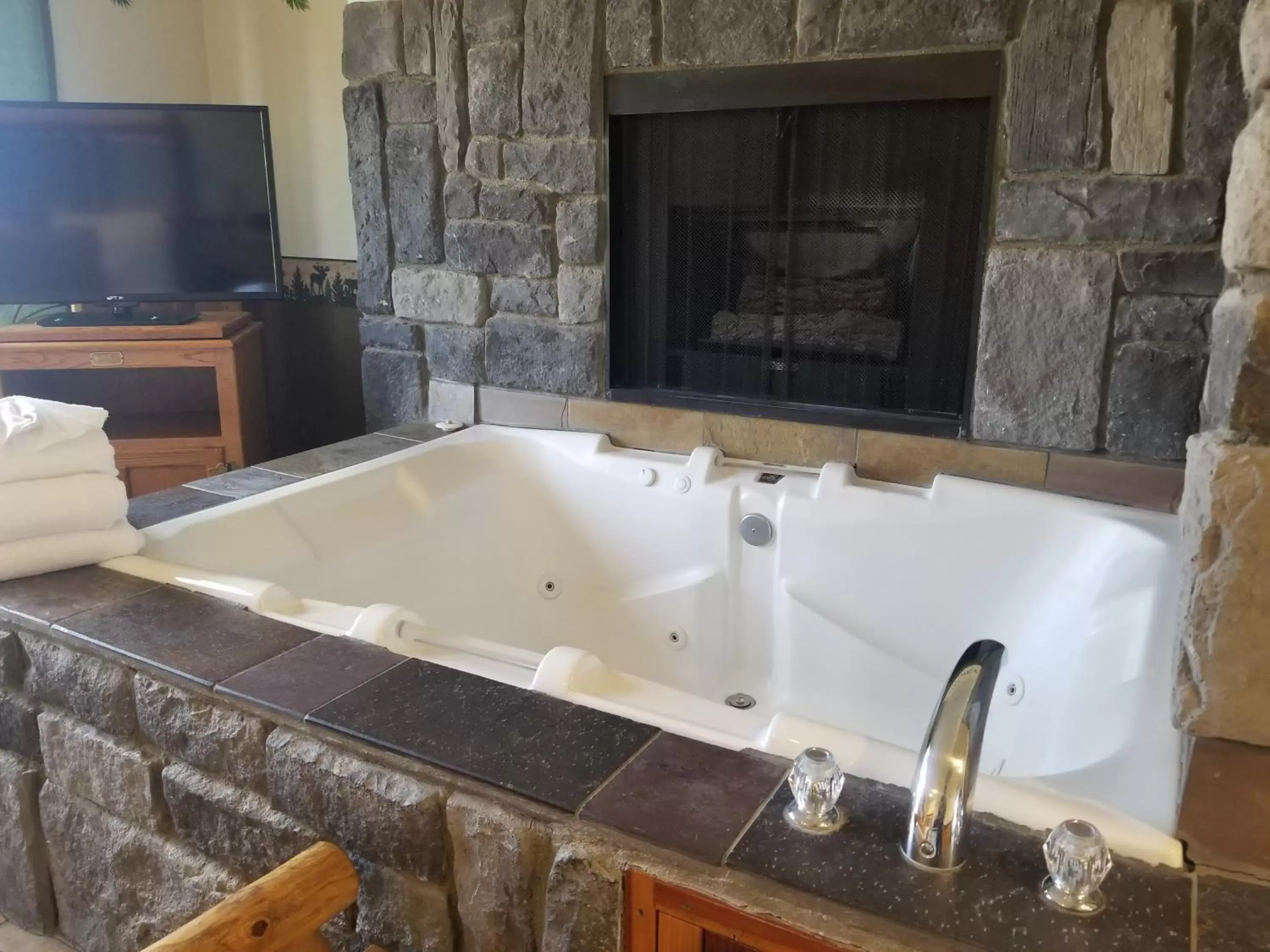 Hot Tub, Bathroom in Fireside Lodge