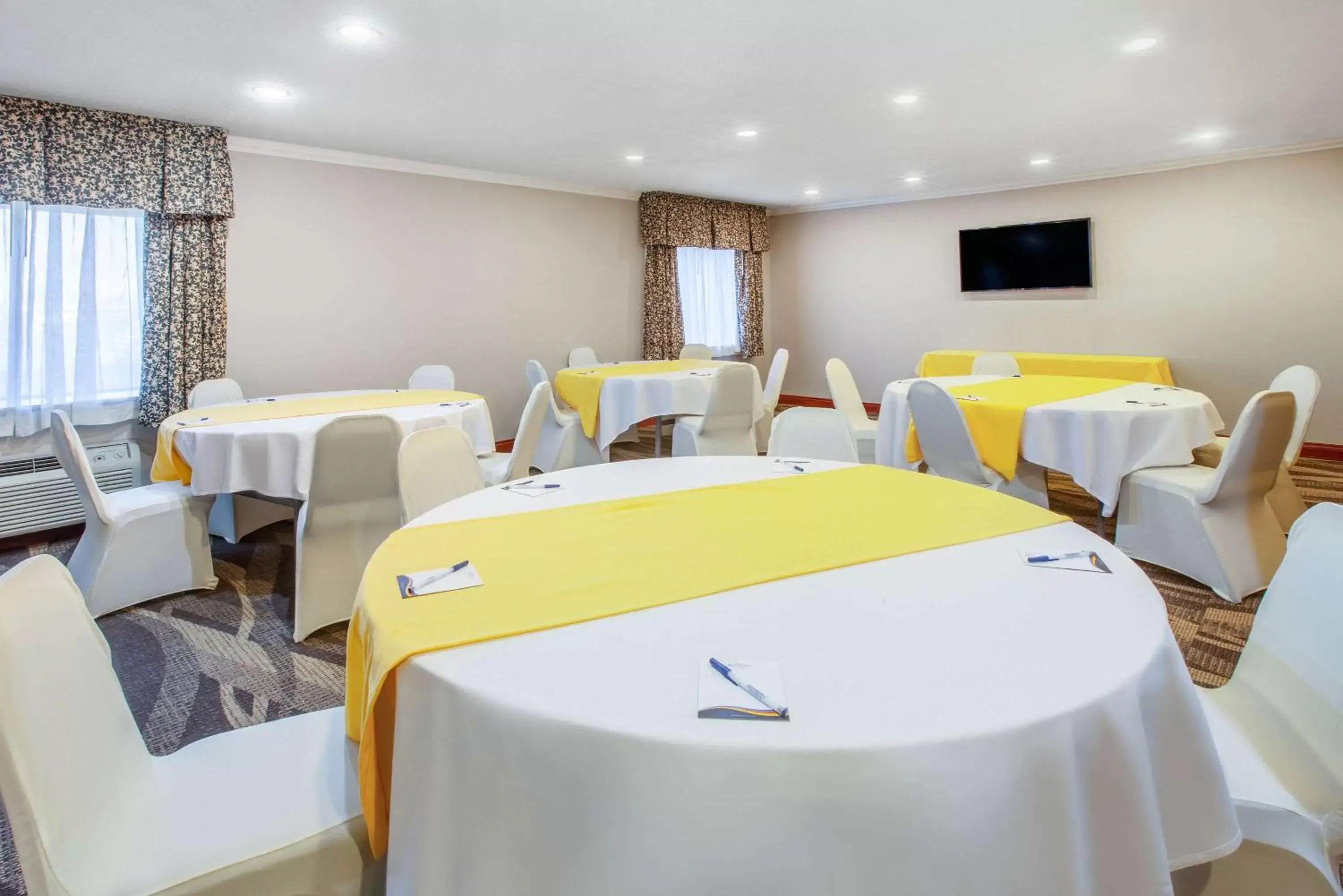 Meeting/conference room in Baymont by Wyndham Grand Rapids Airport