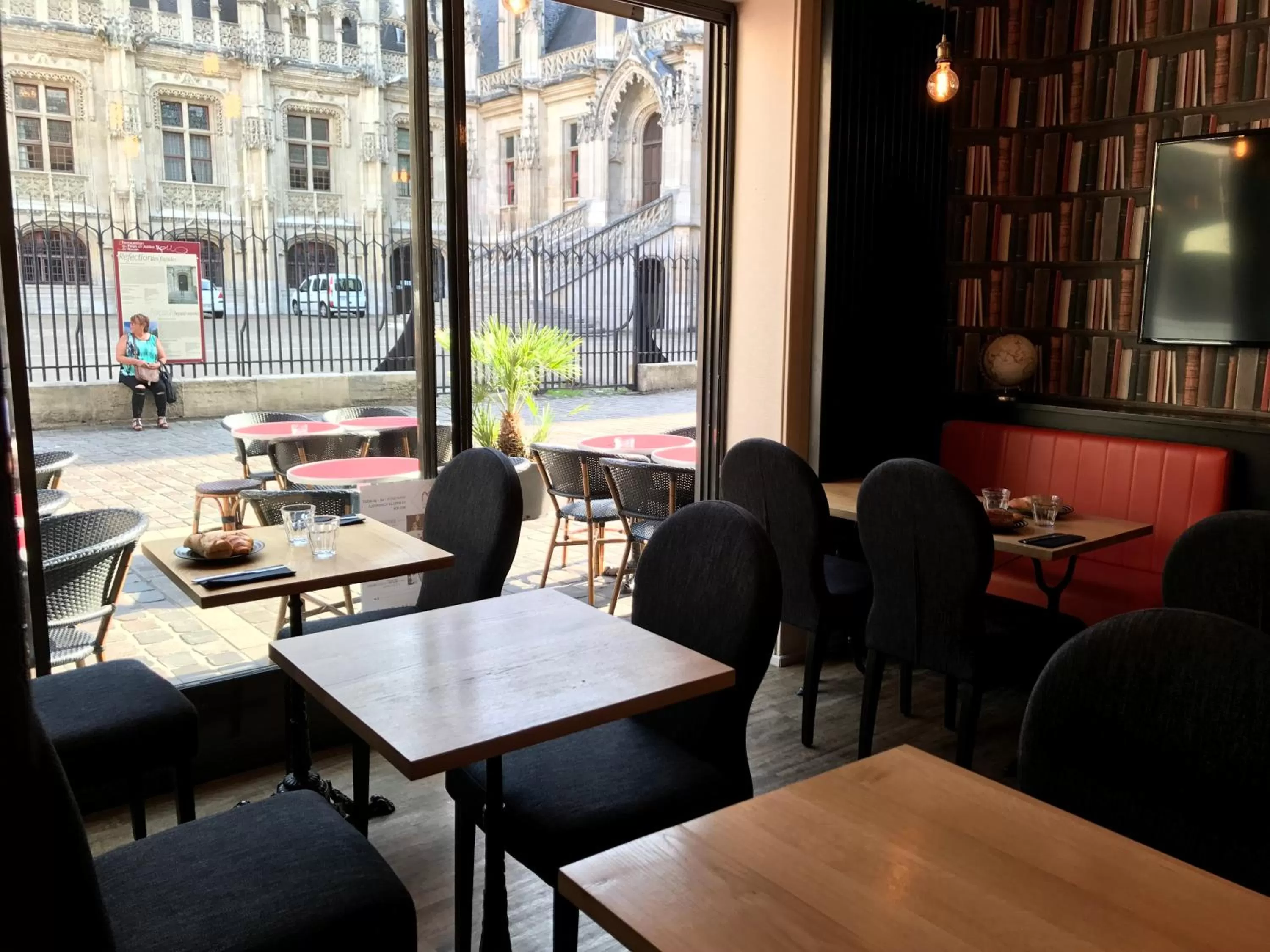 Restaurant/places to eat in Les Initiés