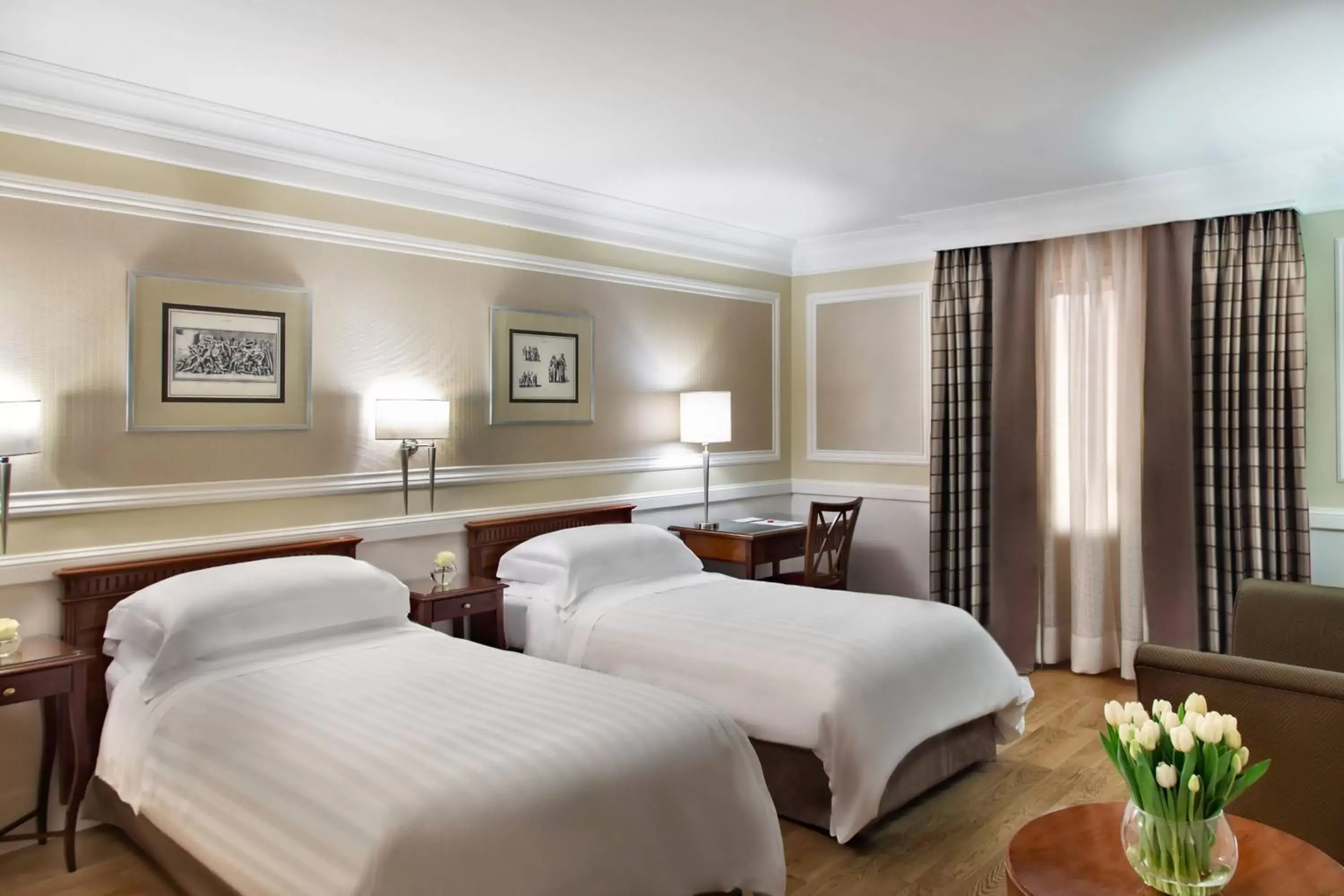 Photo of the whole room, Bed in Rome Marriott Grand Hotel Flora