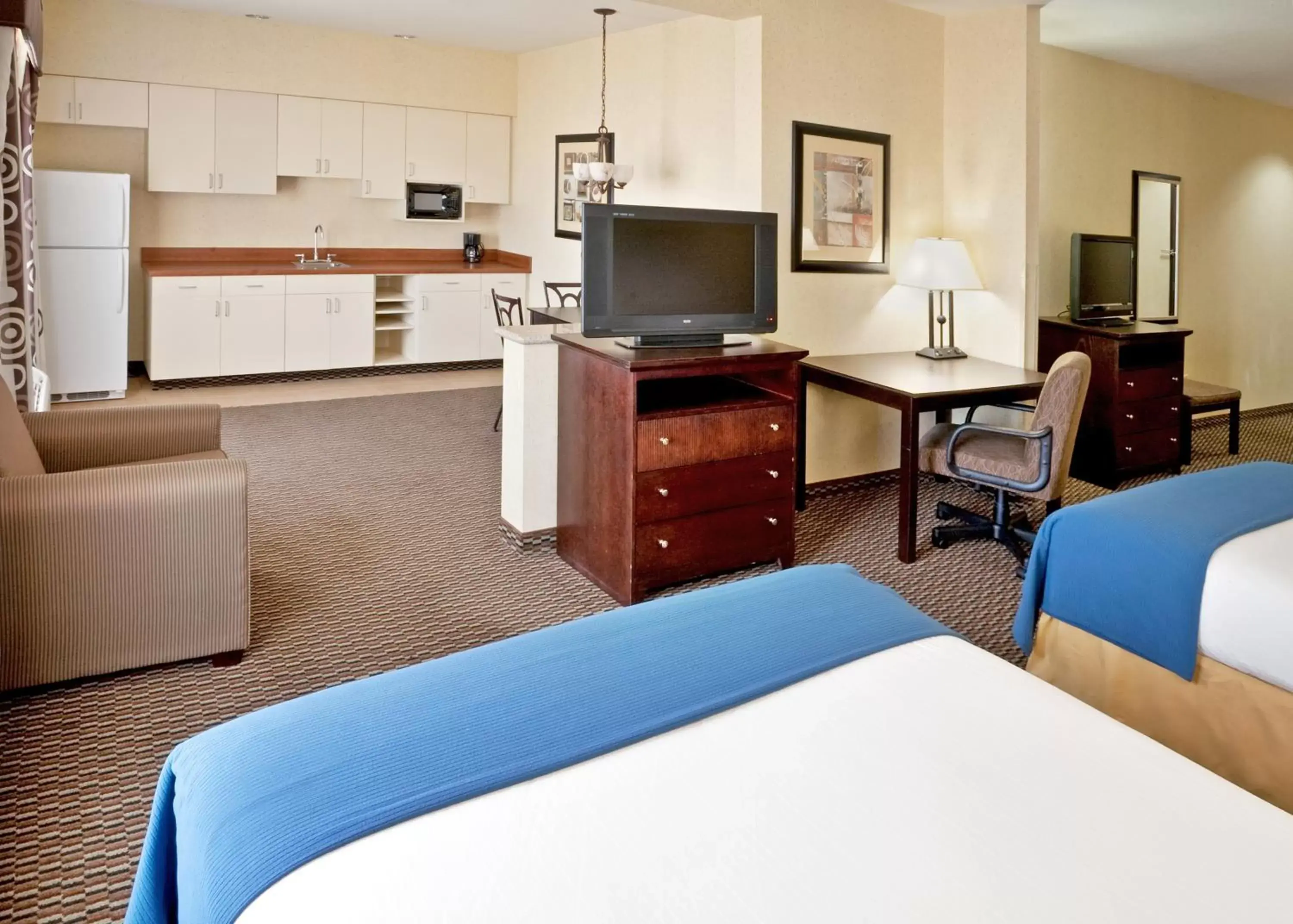 Photo of the whole room, TV/Entertainment Center in Holiday Inn Express & Suites Nampa - Idaho Center, an IHG Hotel