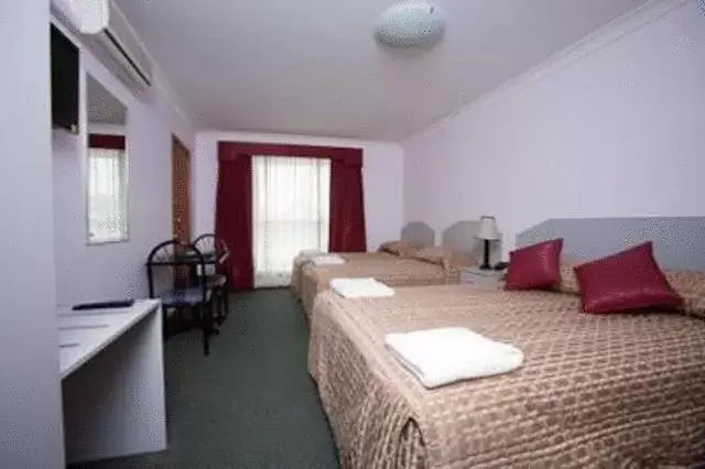 Photo of the whole room, Bed in Hume Villa Motor Inn