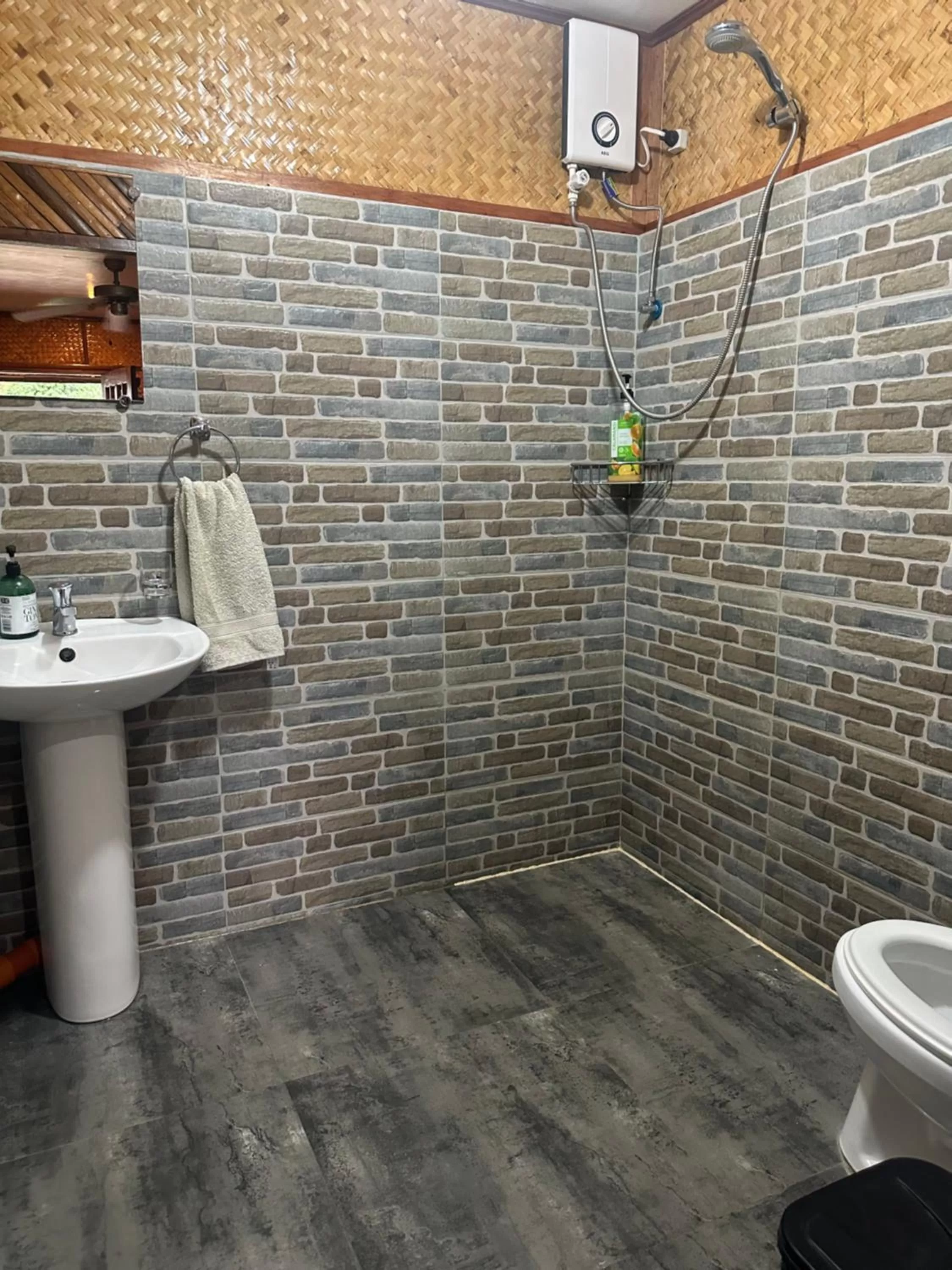 Shower in Lala Panzi Bed and Breakfast