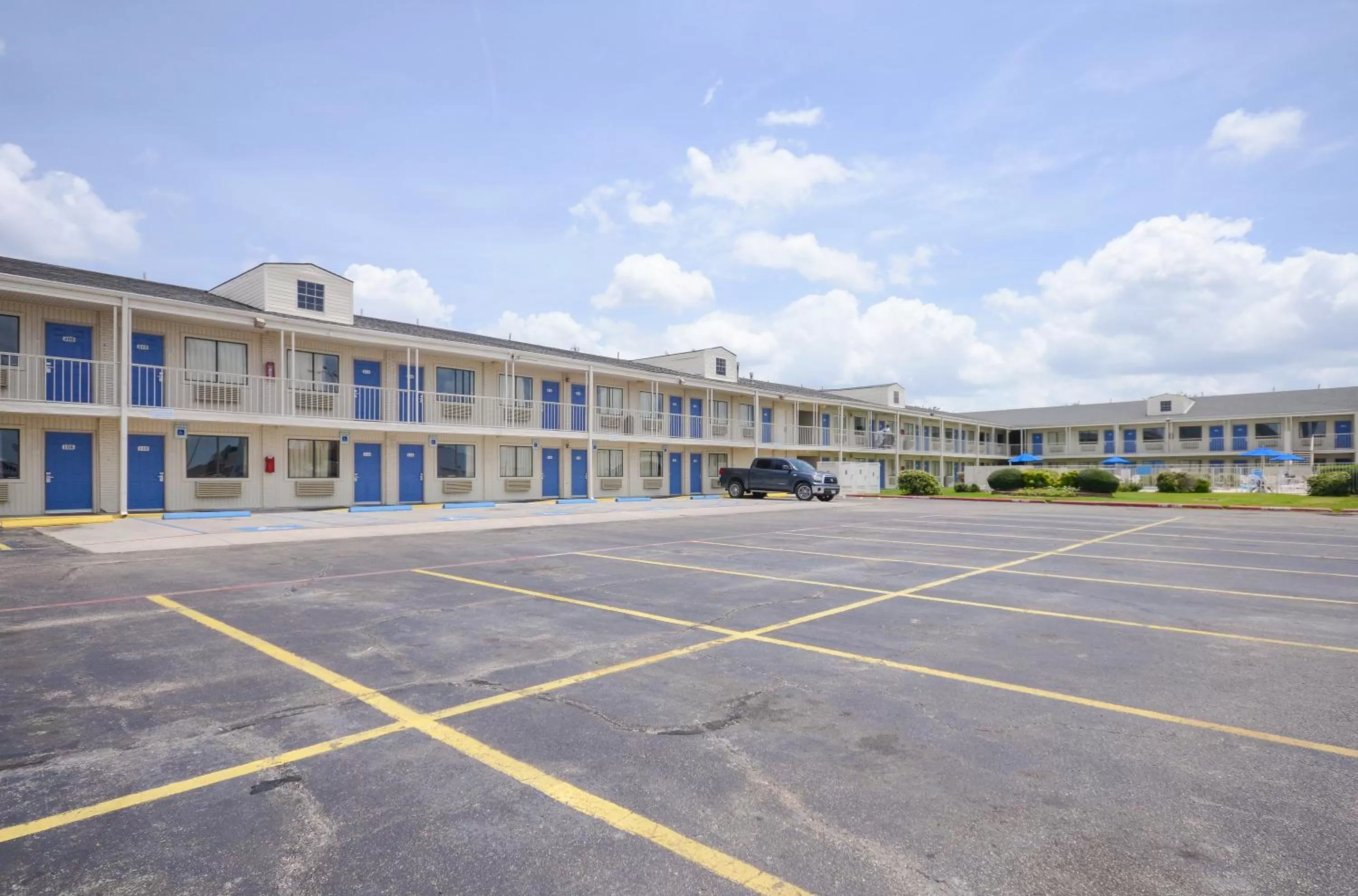 Property building in Motel 6-Webster, TX - Houston - Nasa Lake