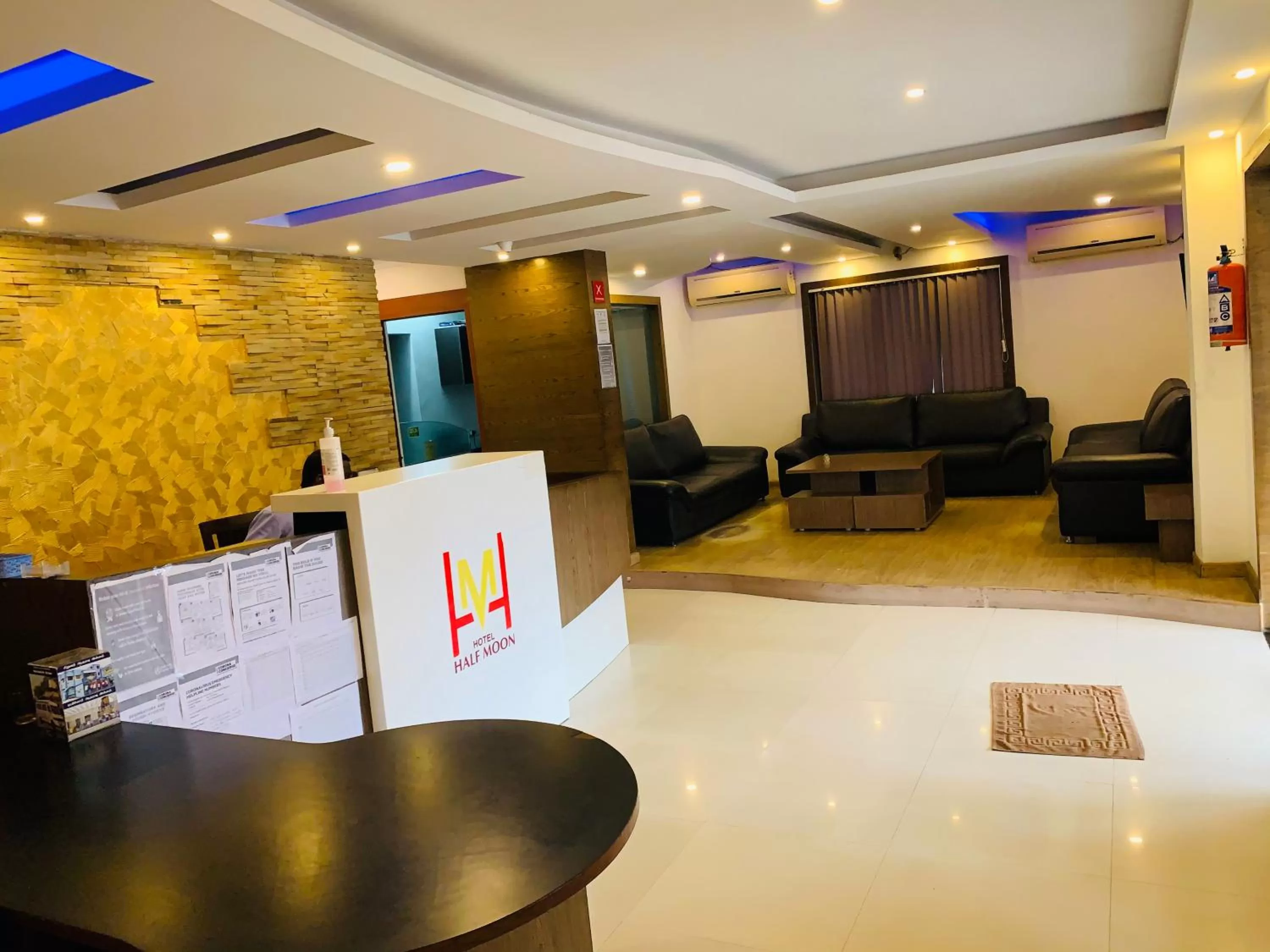 Lobby or reception in Hotel Half Moon Chennai