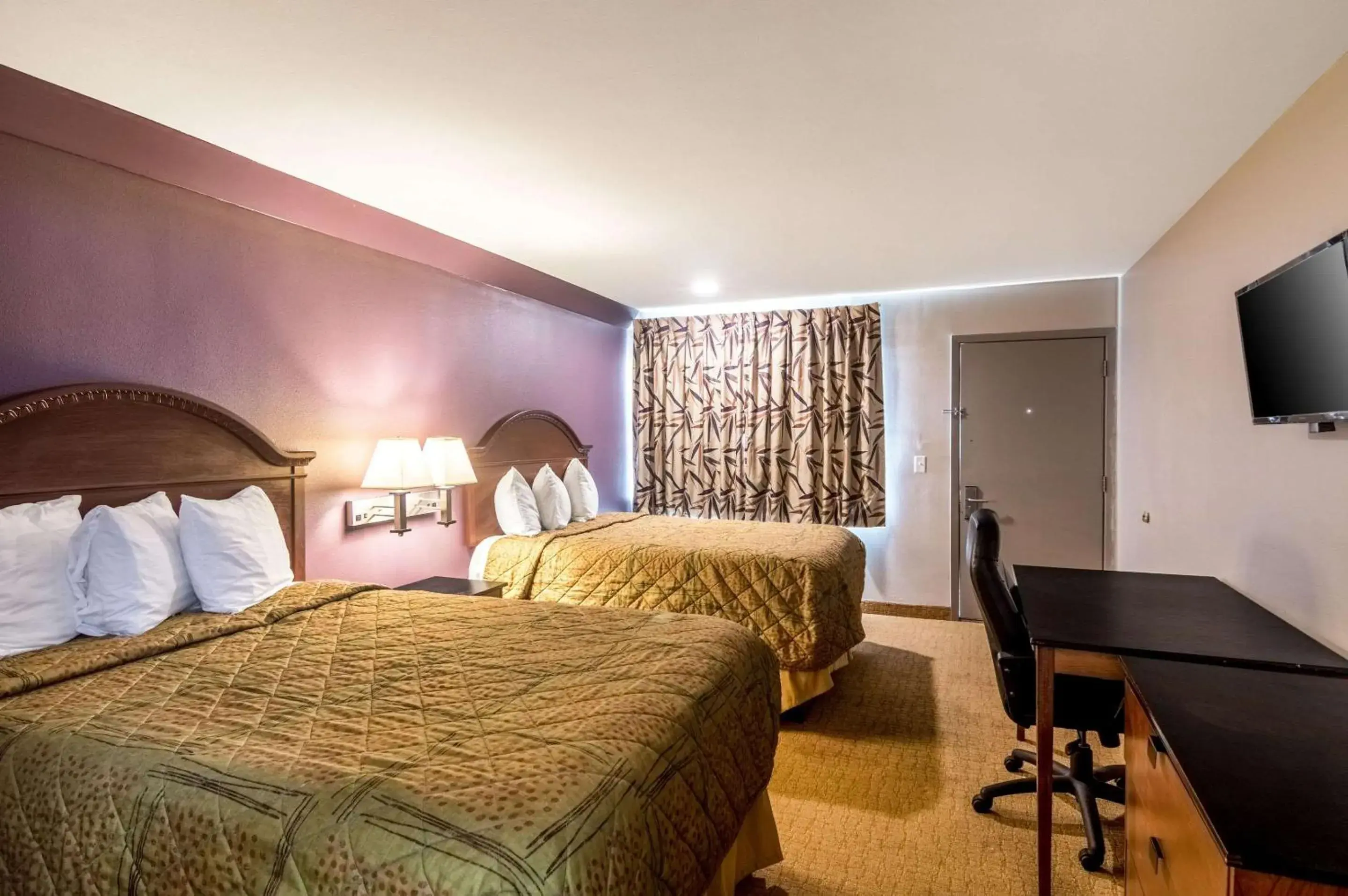 Photo of the whole room, Bed in Rodeway Inn Arlington