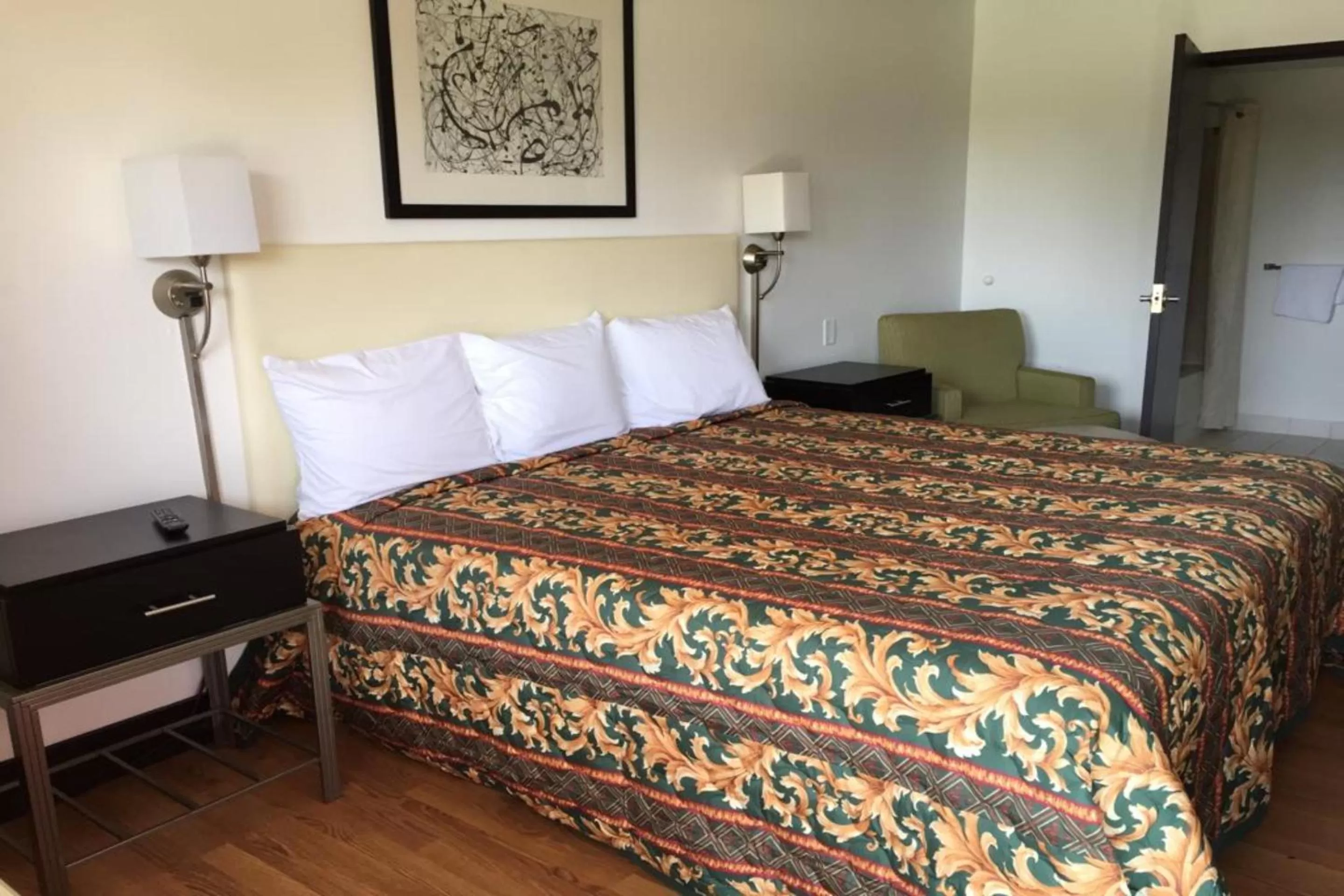 Bedroom, Bed in Economy Inn of Holland