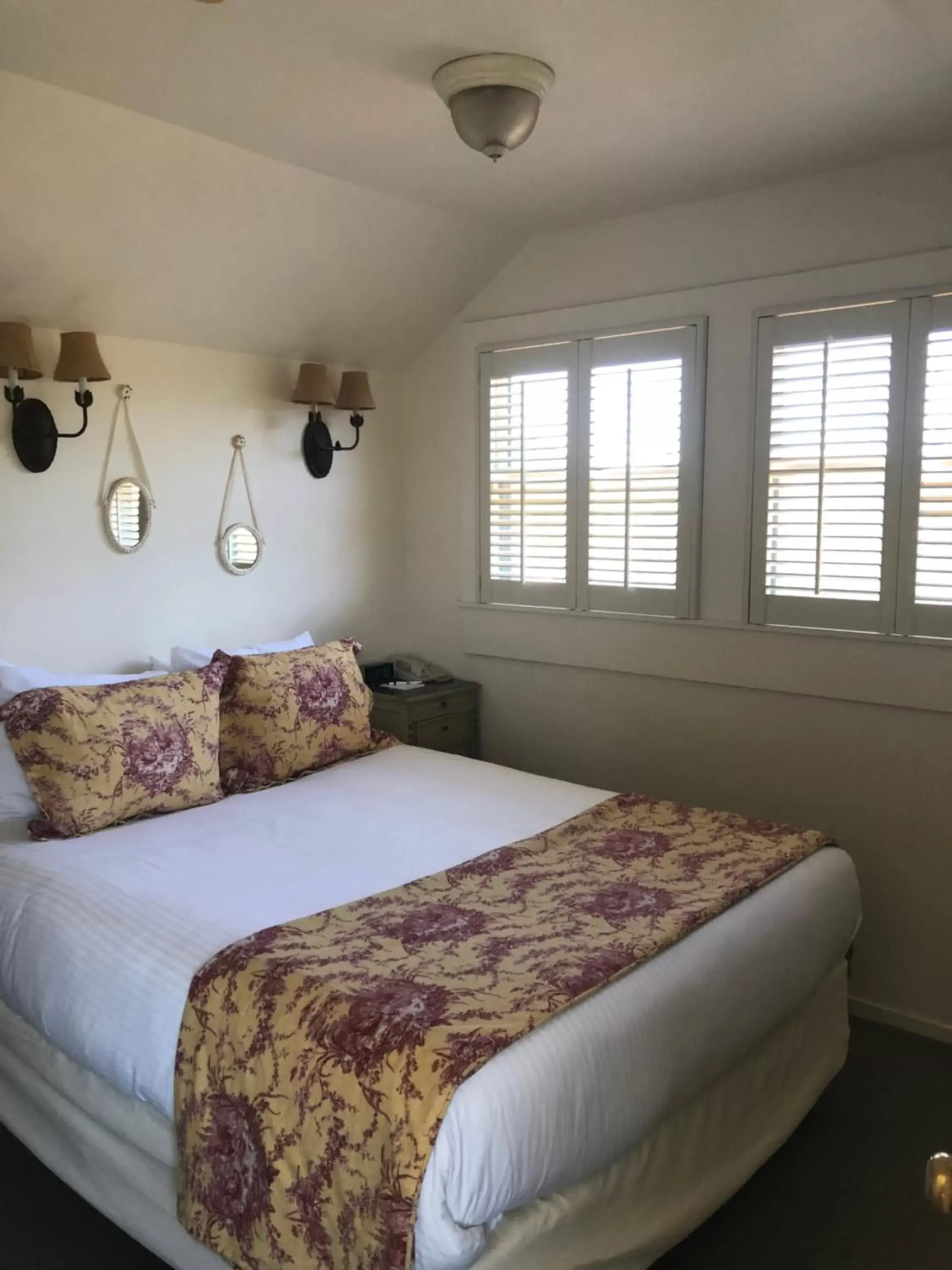 Bed in Maison Fleurie, A Four Sisters Inn