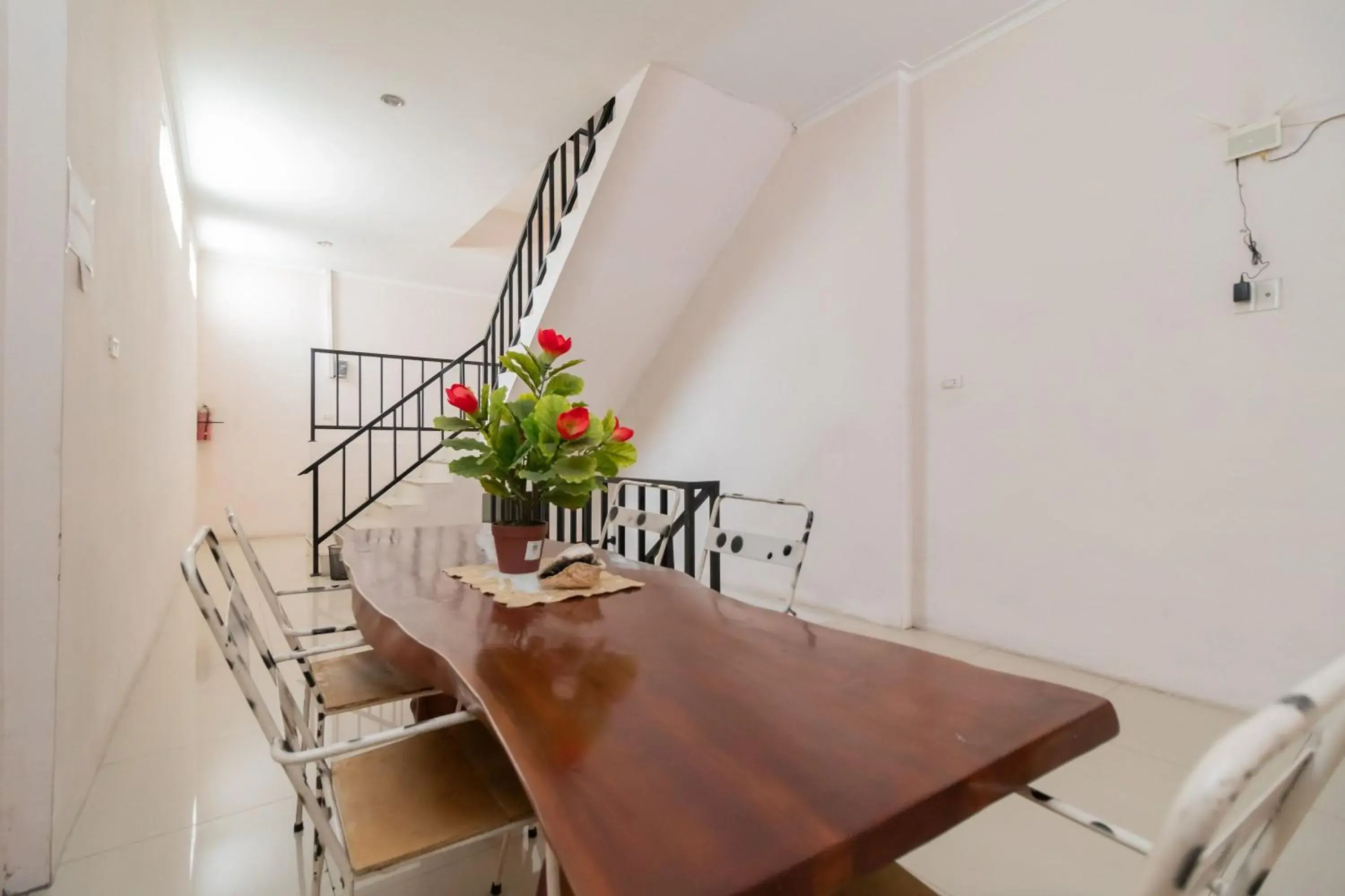 Dining Area in RedDoorz At Fella Homestay Medan