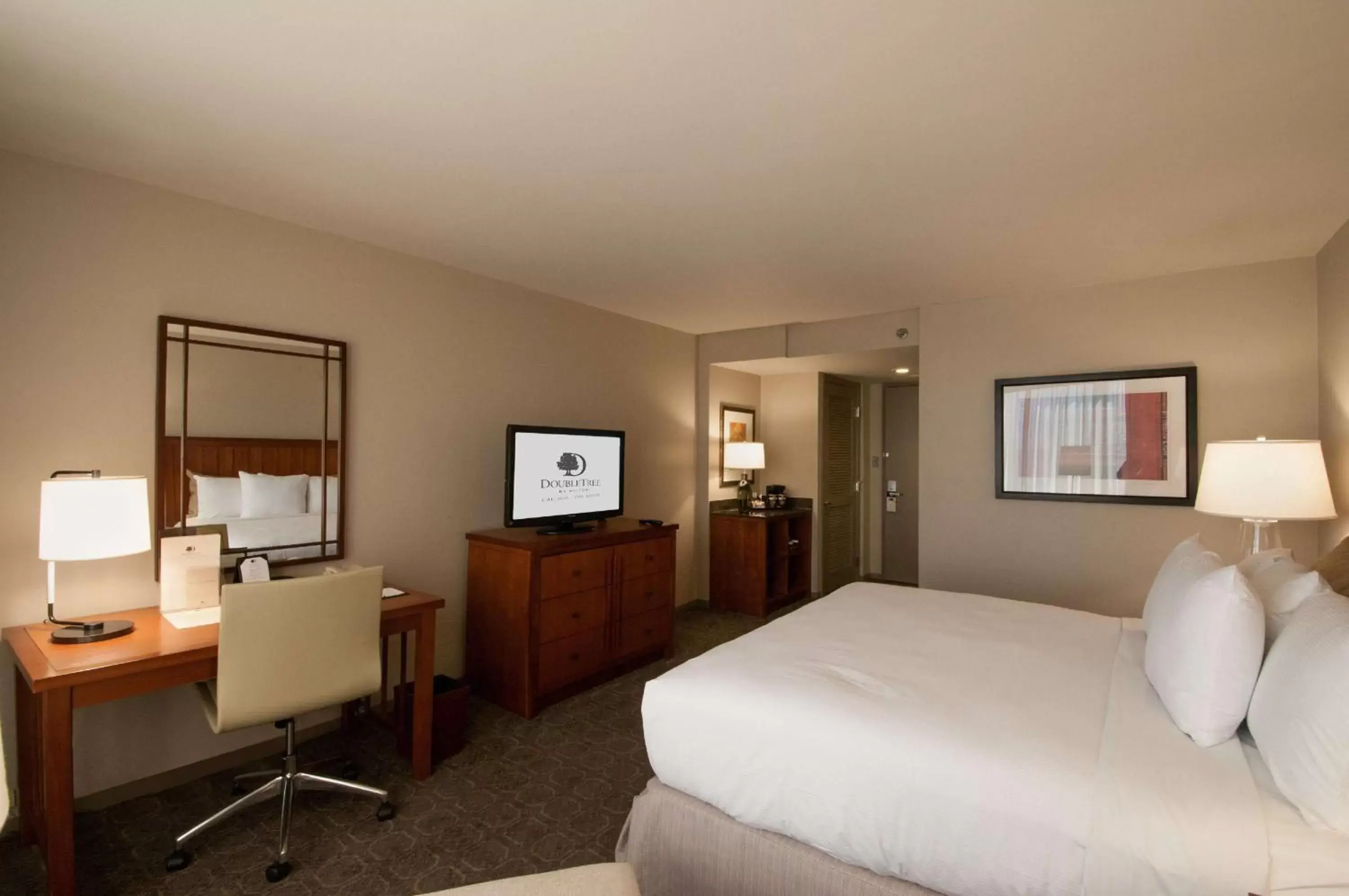 Bedroom, Bed in DoubleTree by Hilton Chicago - Oak Brook