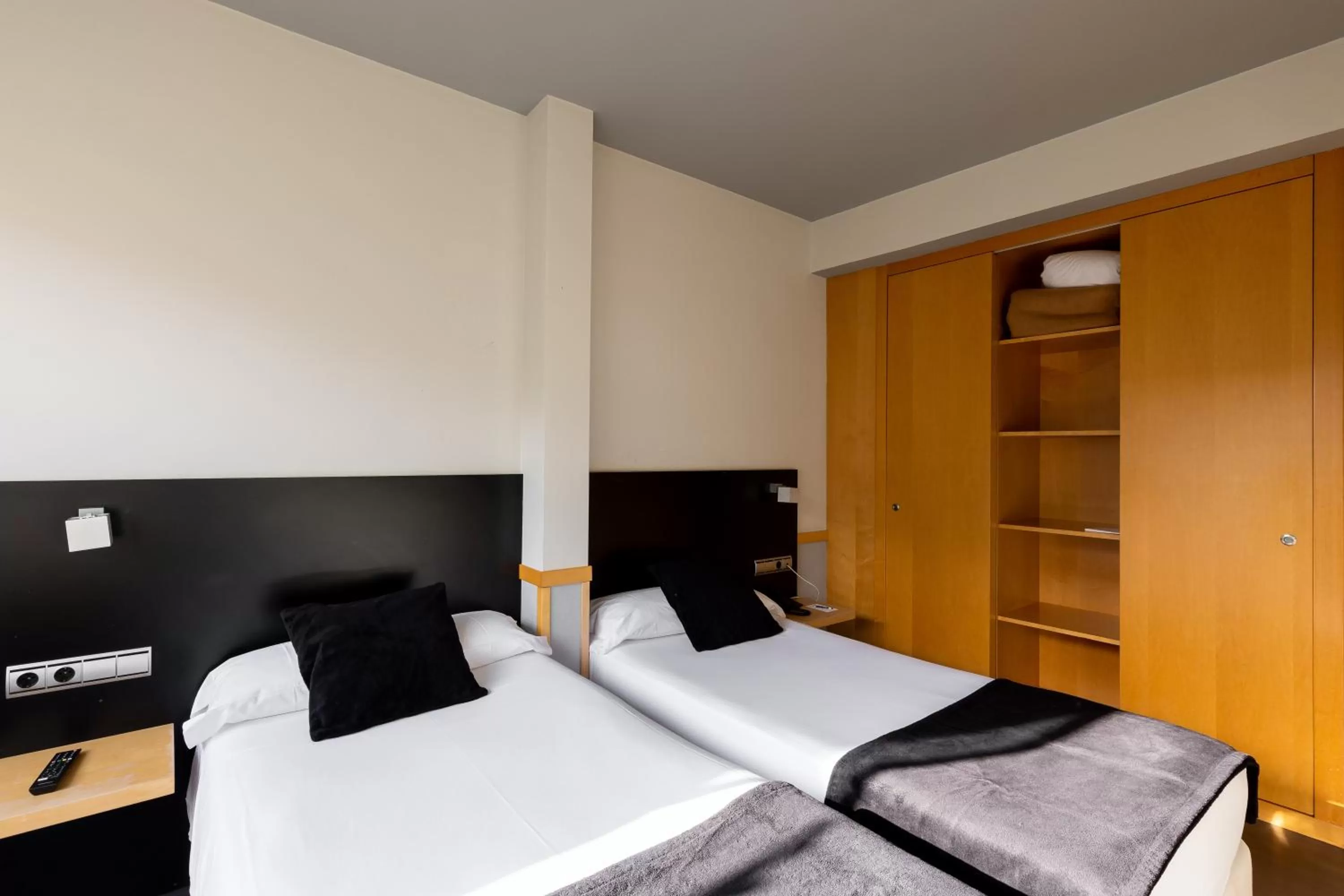 Photo of the whole room, Bed in Onix Liceo