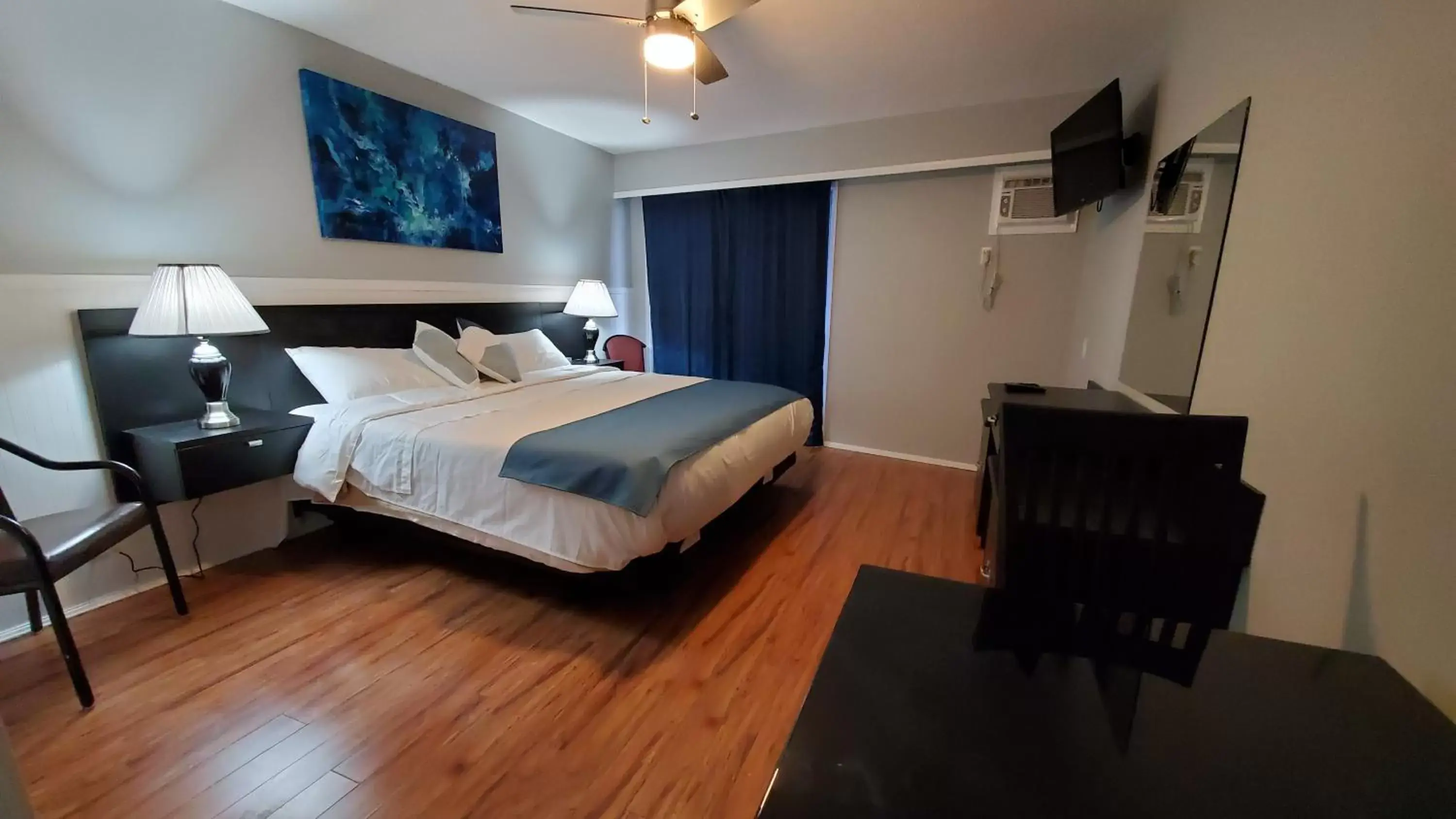 Bedroom, Bed in Celadon Lodge