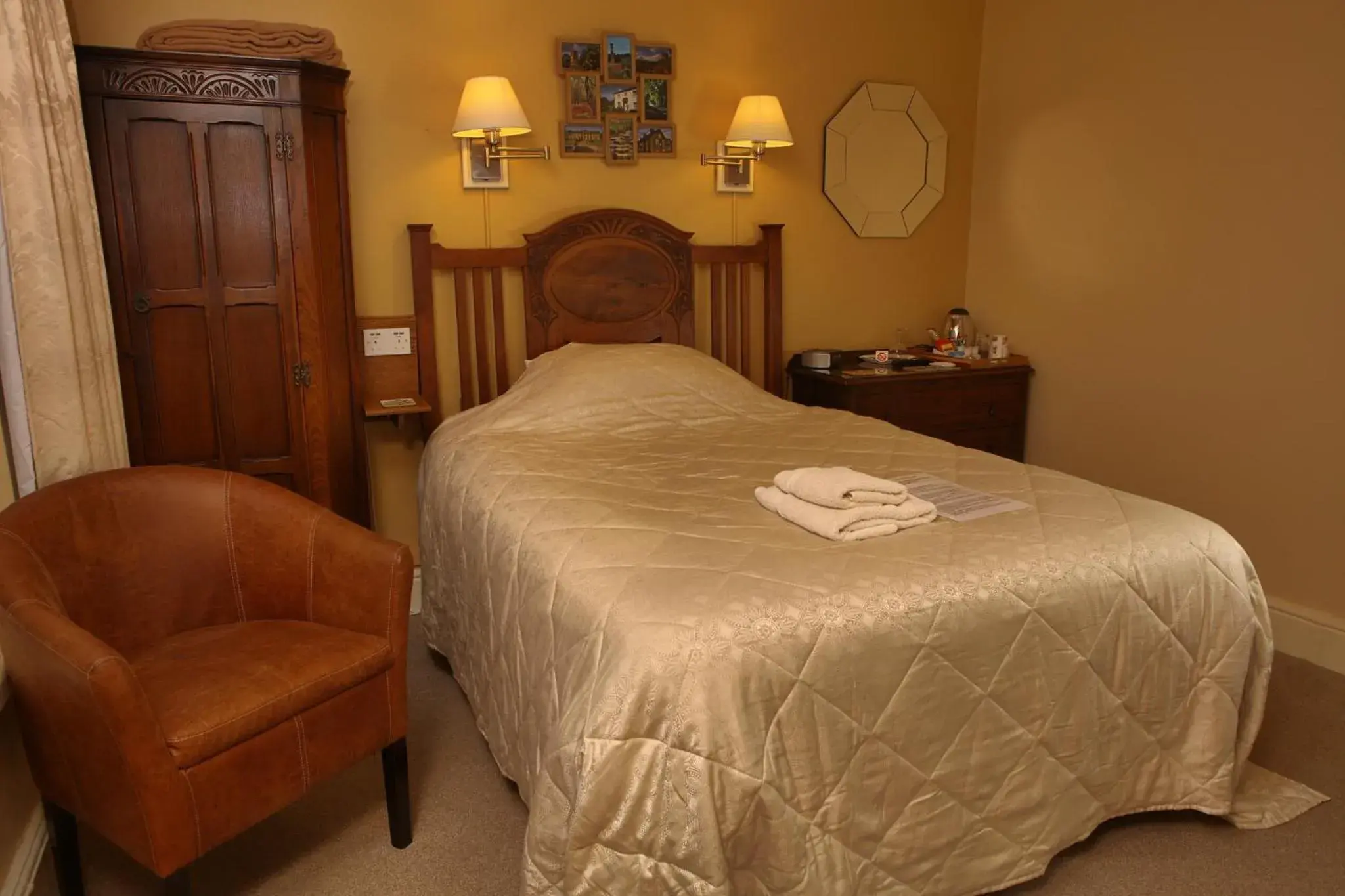 Bedroom, Bed in Wortley Cottage Guest House