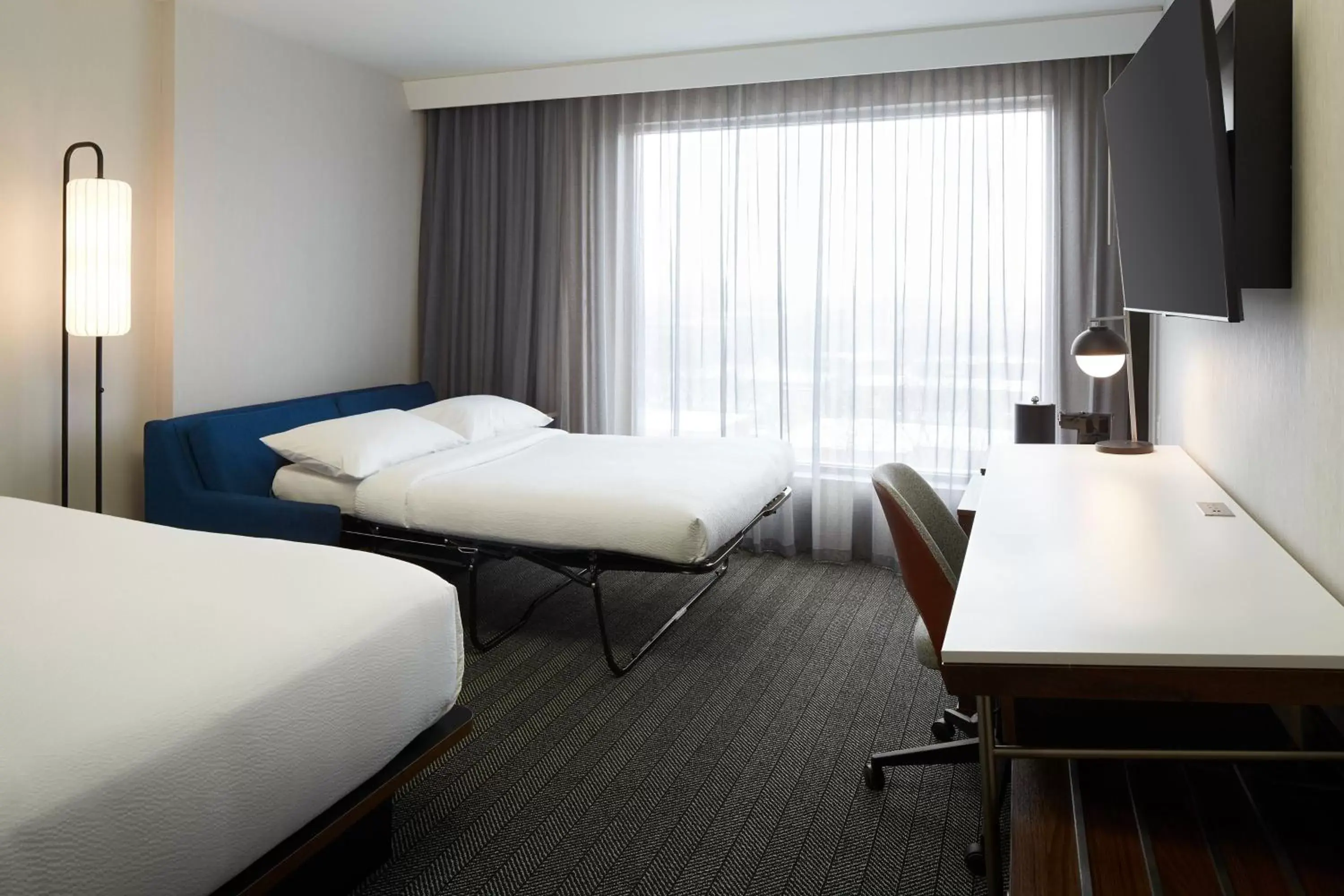 Photo of the whole room, Bed in Courtyard by Marriott Montreal Midtown