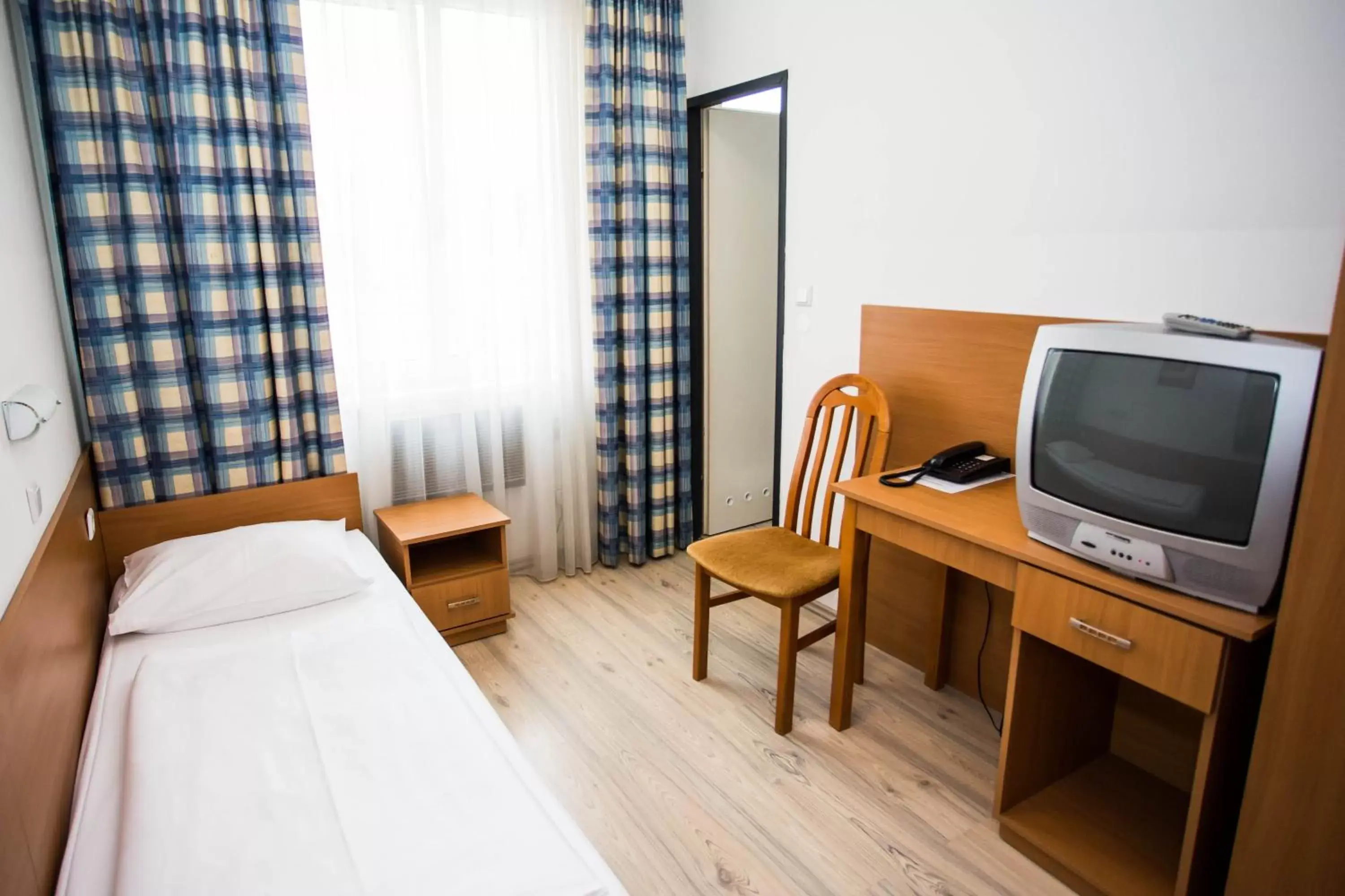 Bed, TV/Entertainment Center in Hotel Geblergasse