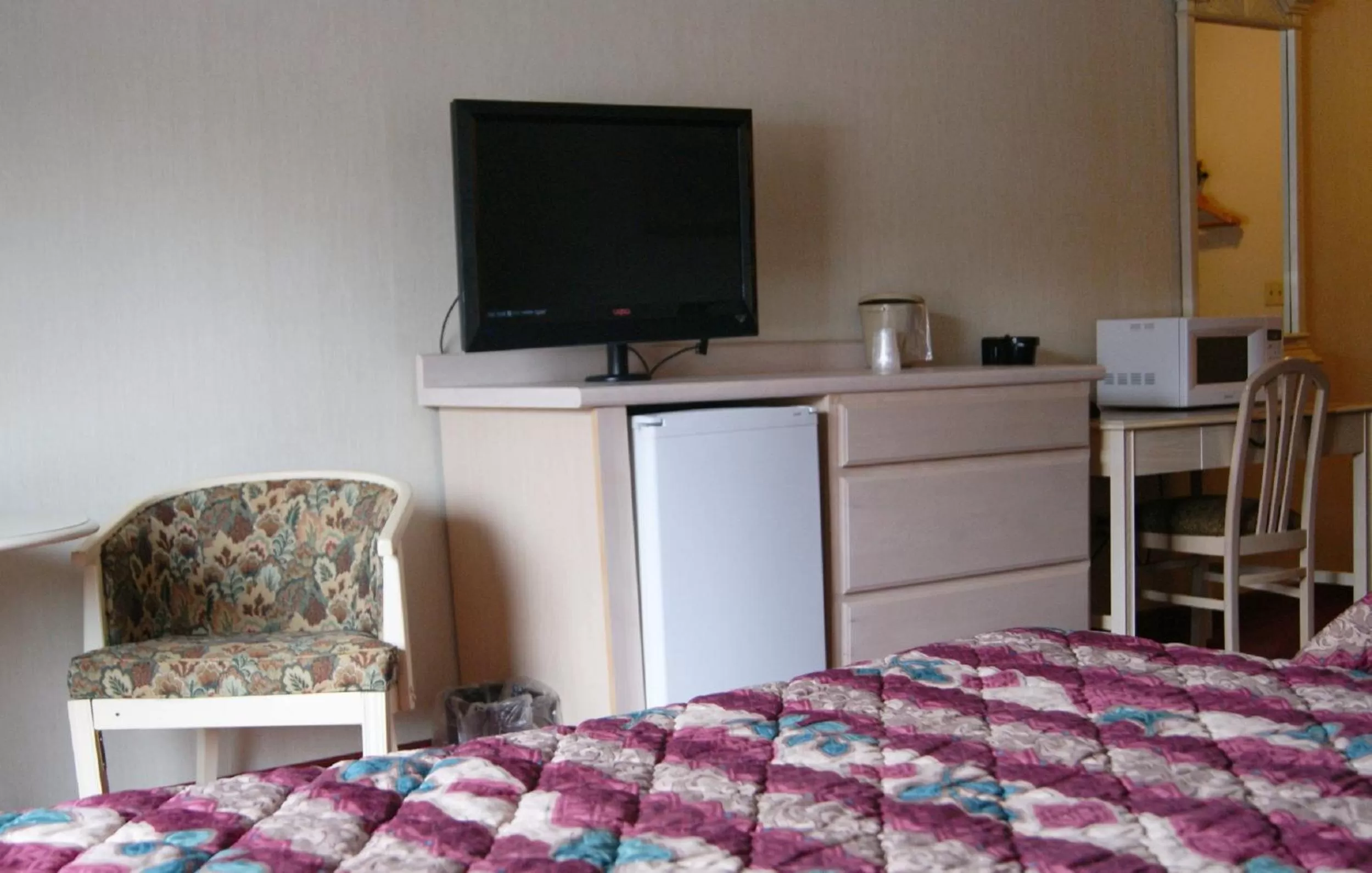 TV and multimedia, Bed in Meadow Court Inn - Ithaca