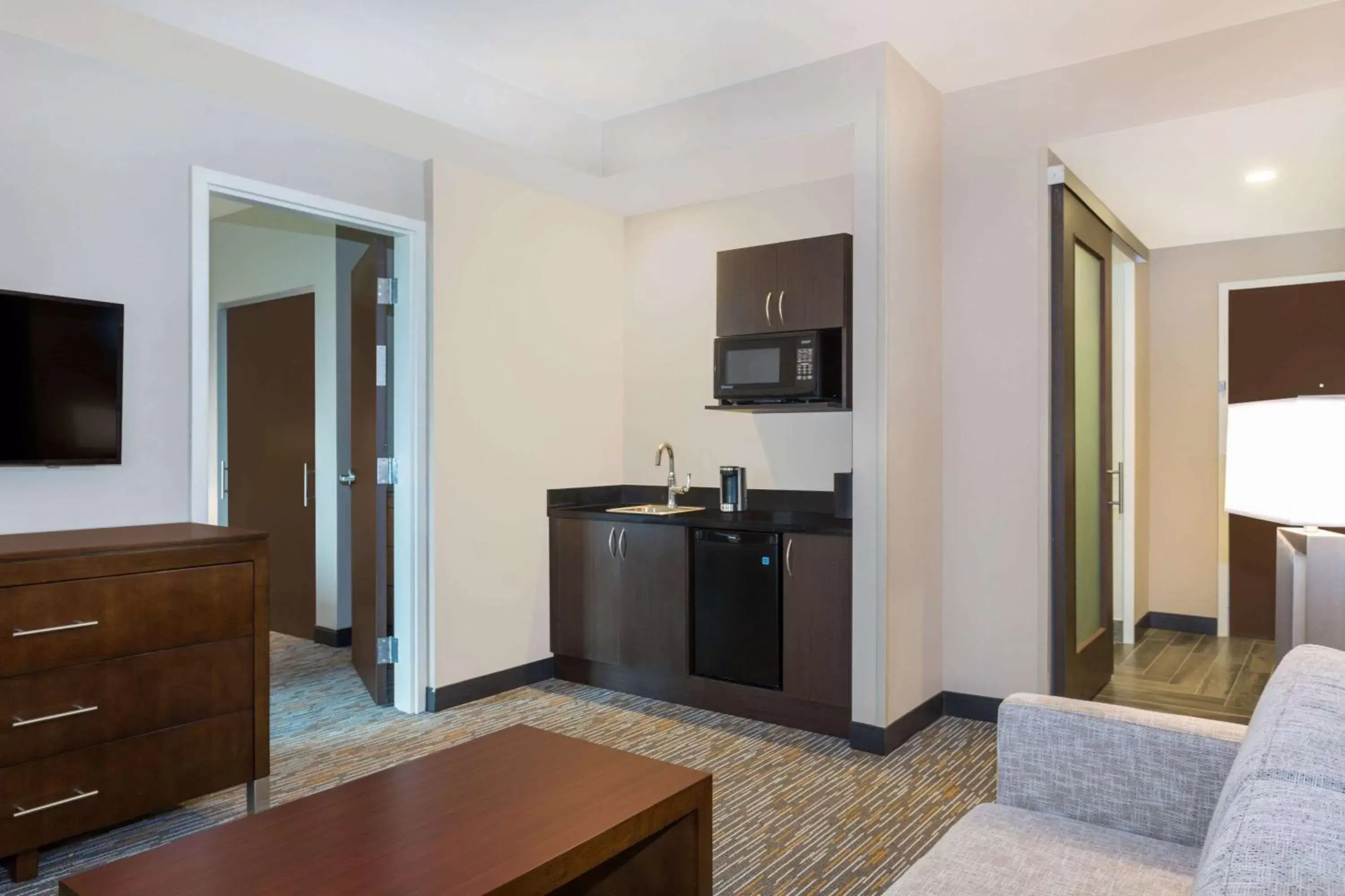 Photo of the whole room, Kitchen/Kitchenette in Wingate by Wyndham Miami Airport