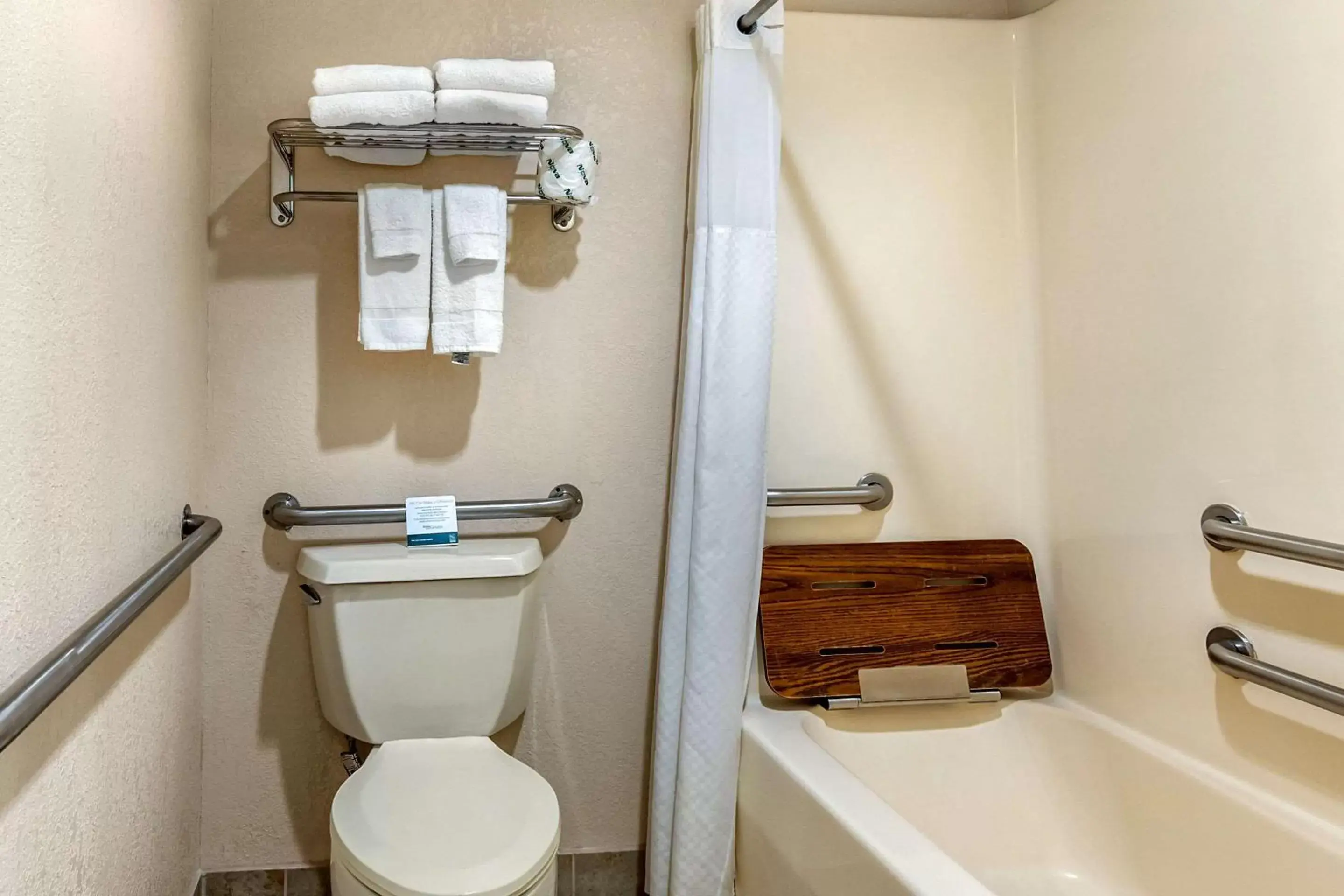 Photo of the whole room, Bathroom in Quality Suites Kansas City International Airport