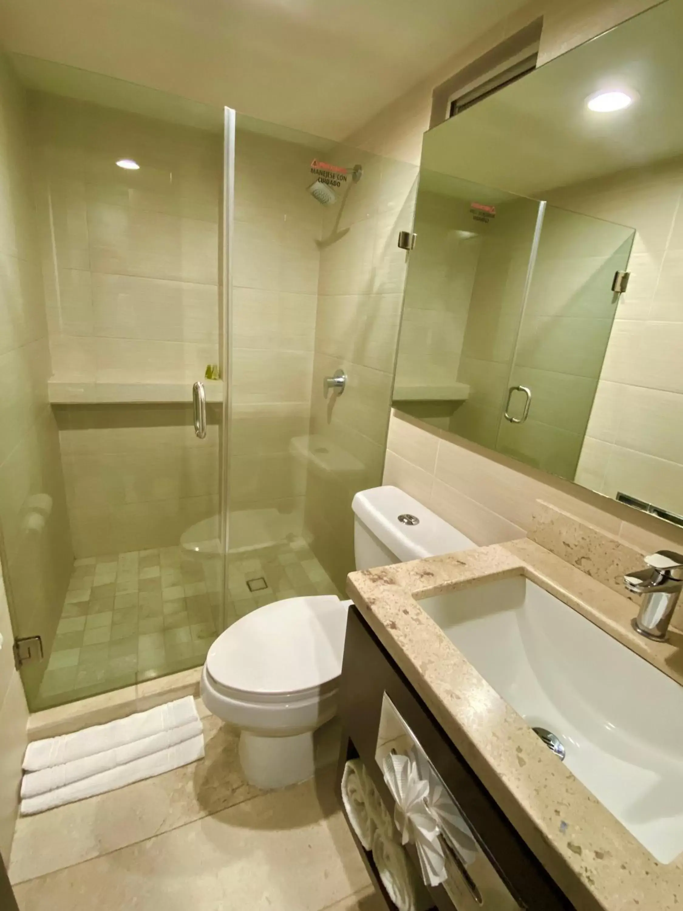 Shower, Bathroom in Seven Crown La Paz Malecon