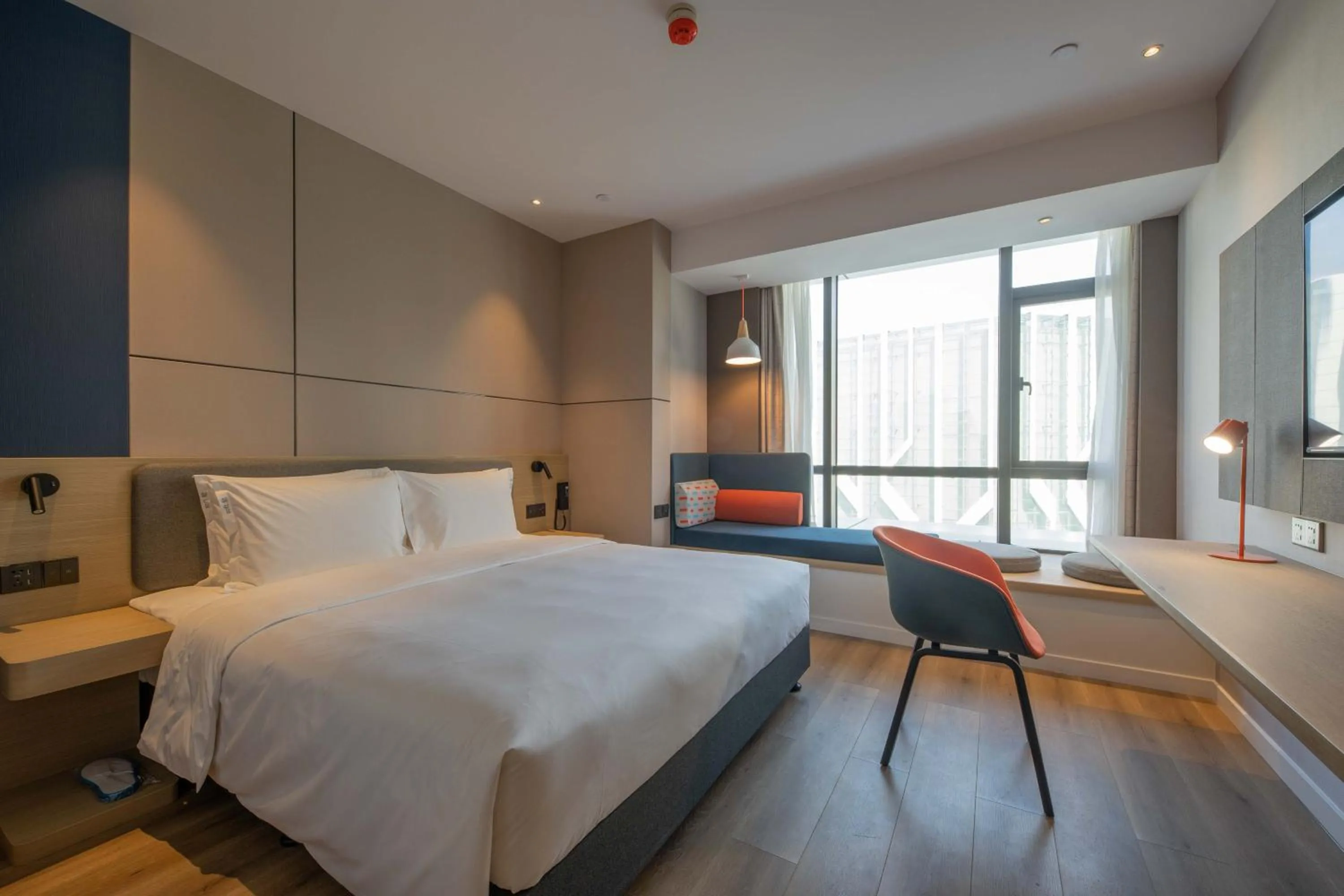 Photo of the whole room, Bed in Holiday Inn Express Chongqing Caiyun Lake by IHG