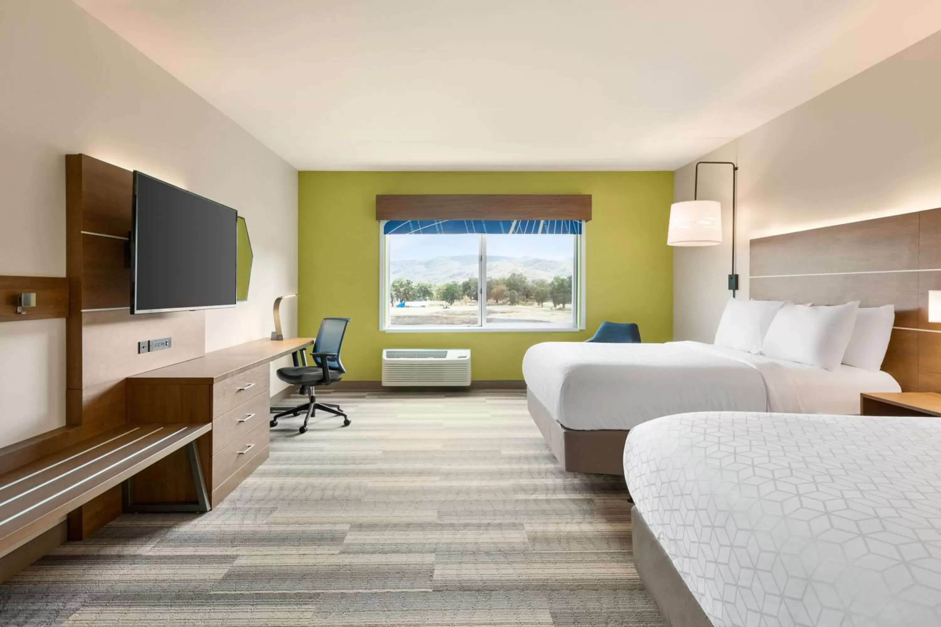 Bed in Holiday Inn Express & Suites - Ukiah, an IHG Hotel