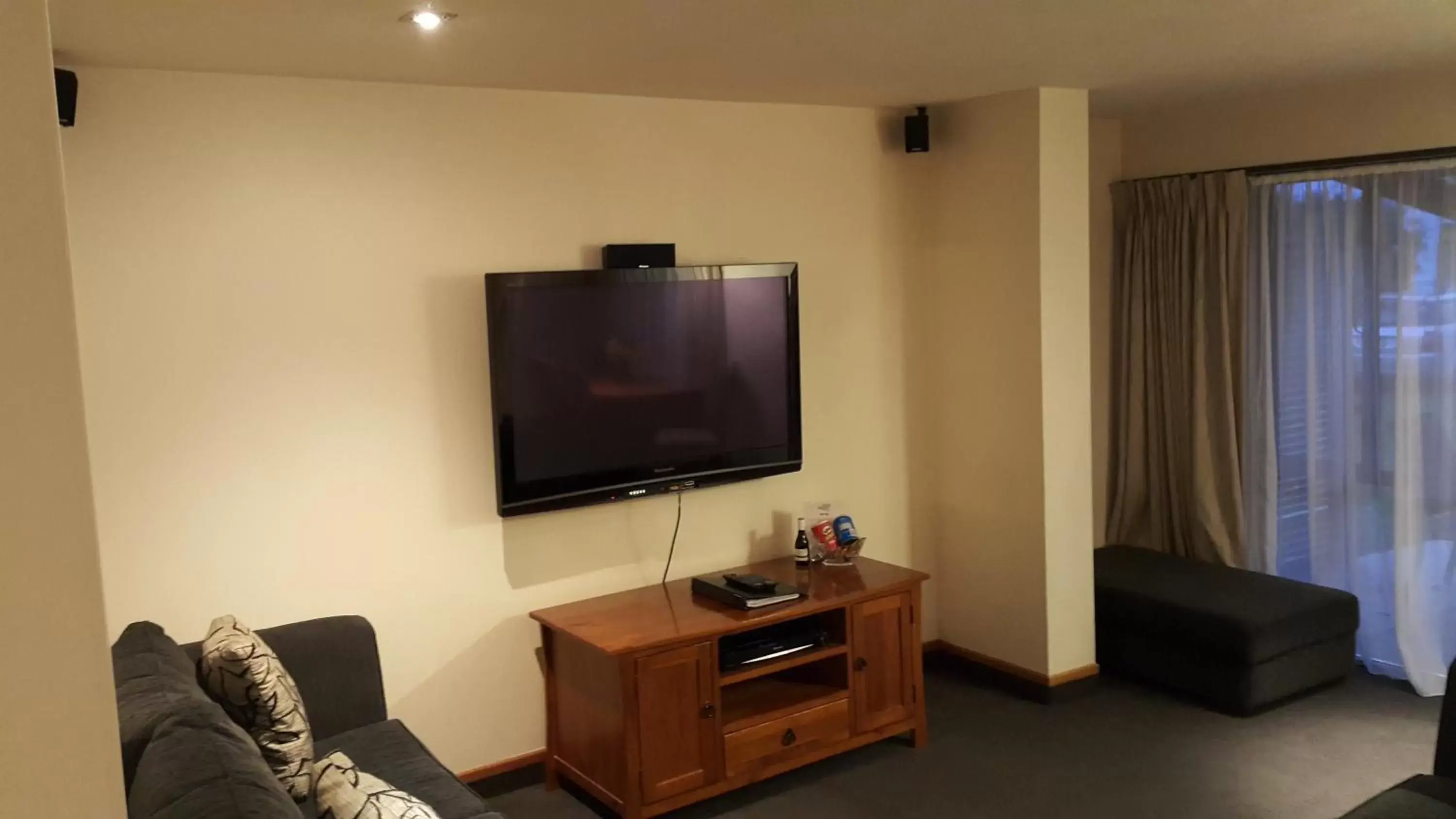 TV and multimedia, TV/Entertainment Center in Airport Gateway Motor Lodge