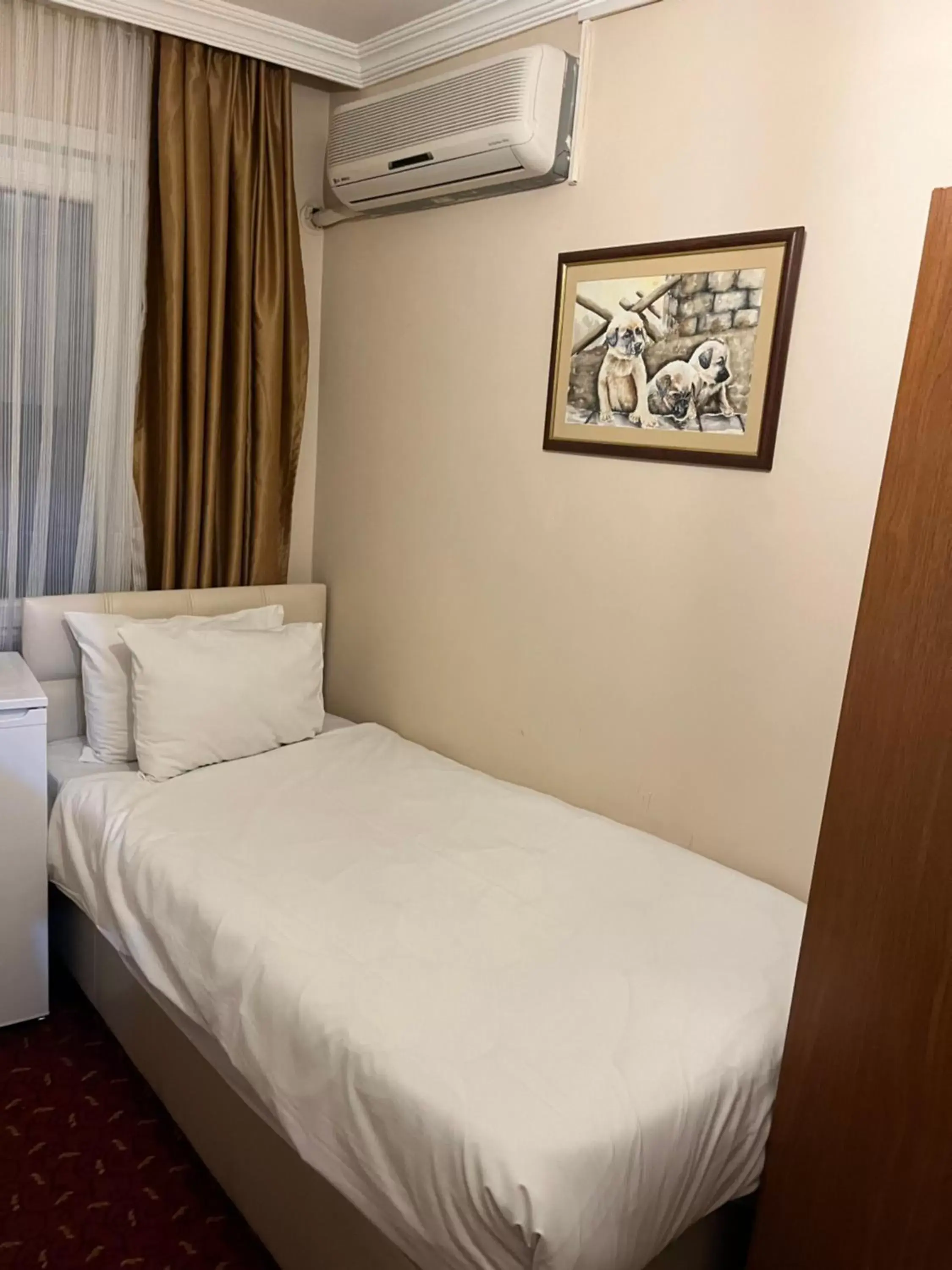 Single Room with Bathroom in Paris Hotel Single Room with Bathroom in Paris Hotel