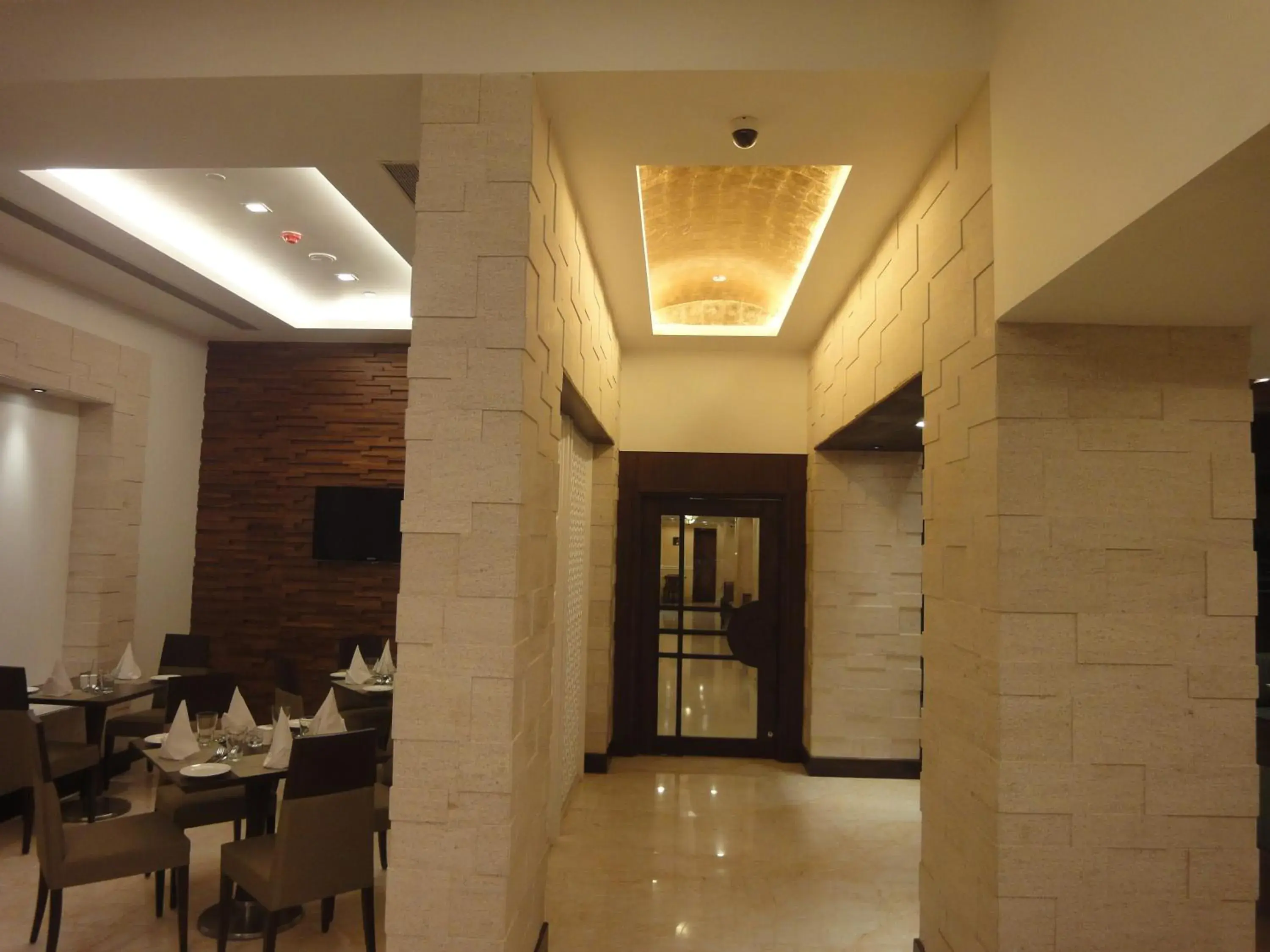 Restaurant/places to eat in Radisson Hotel Varanasi