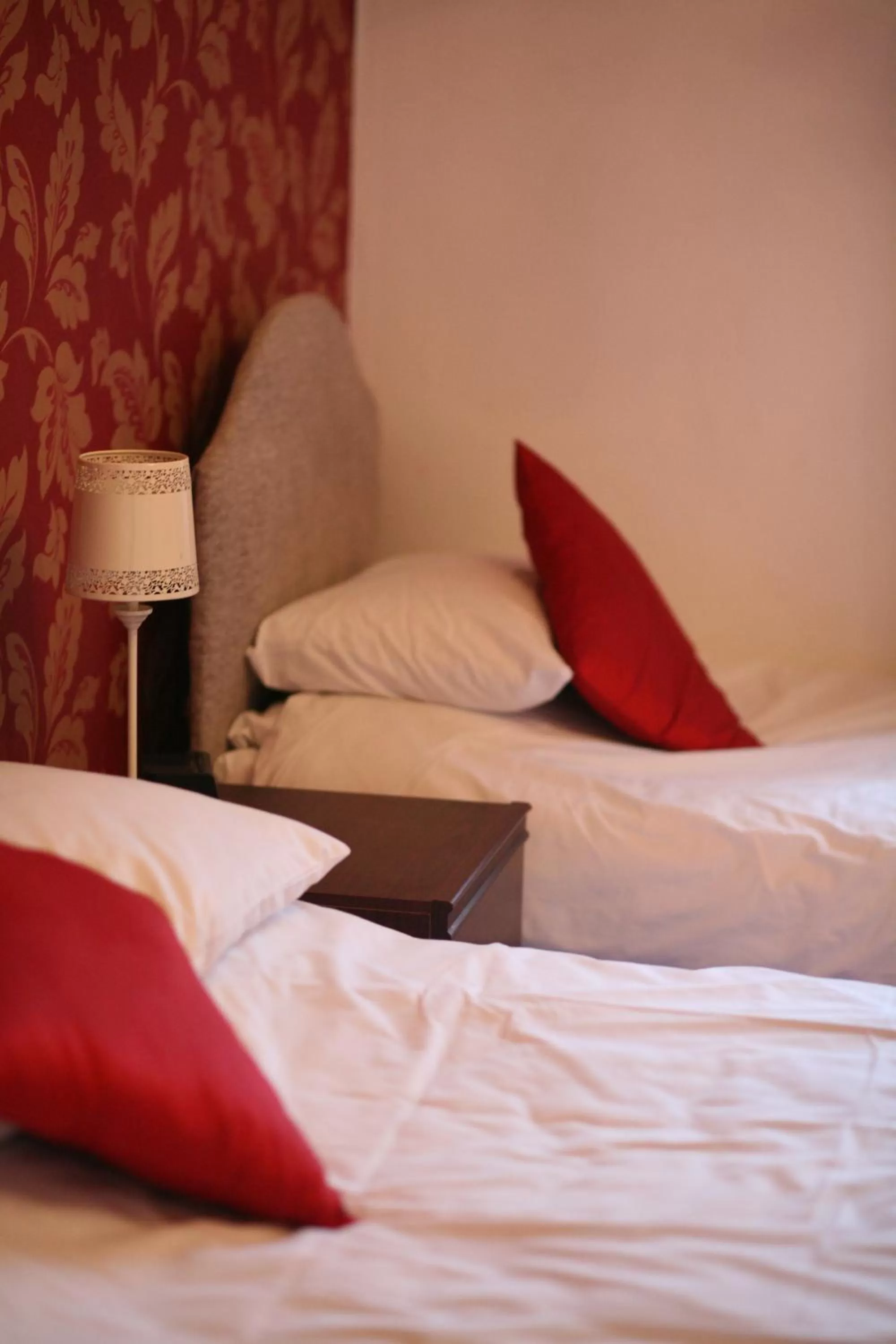 Bed, Seating Area in Highlands Hotel