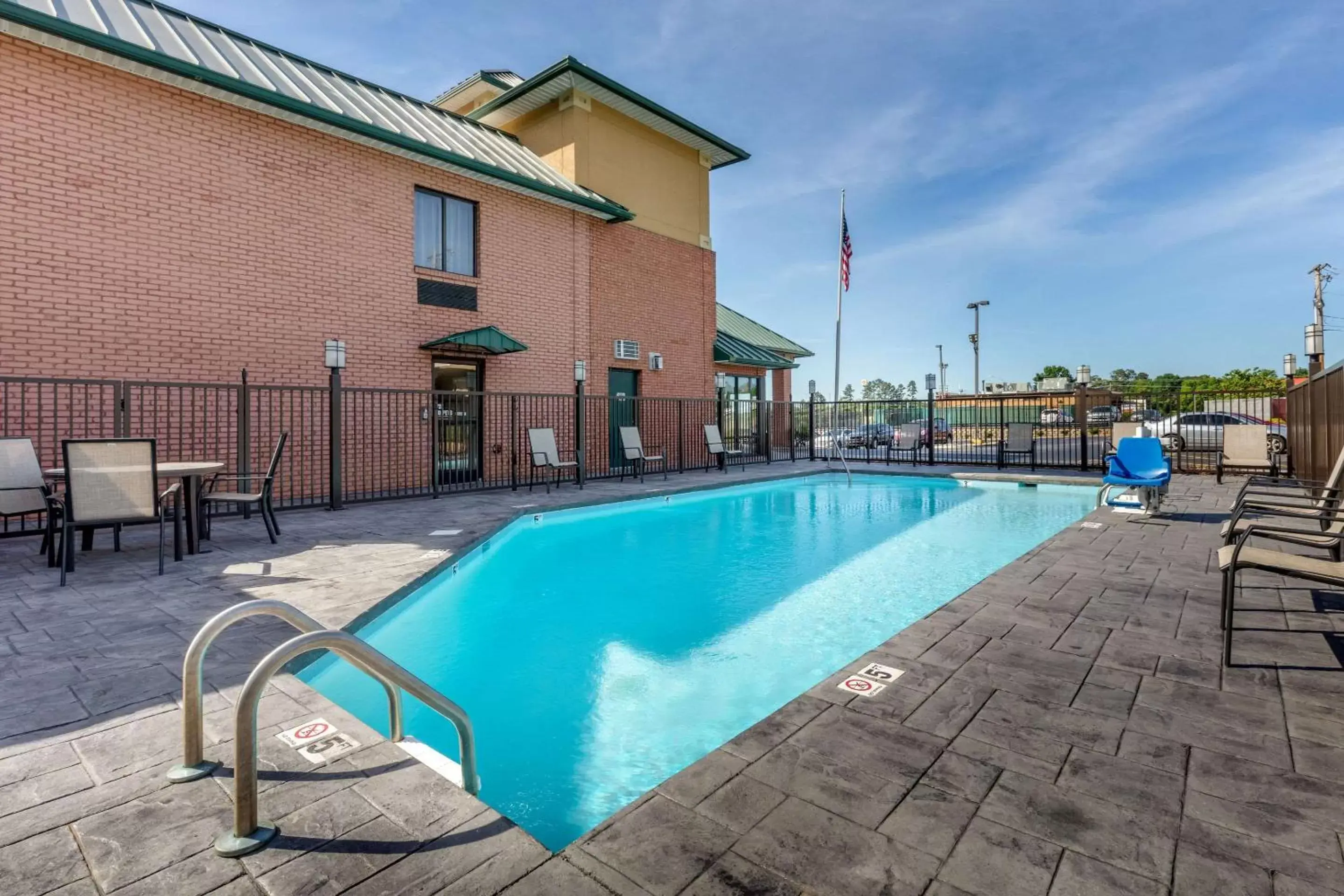 On site, Swimming Pool in Comfort Inn Lenoir City