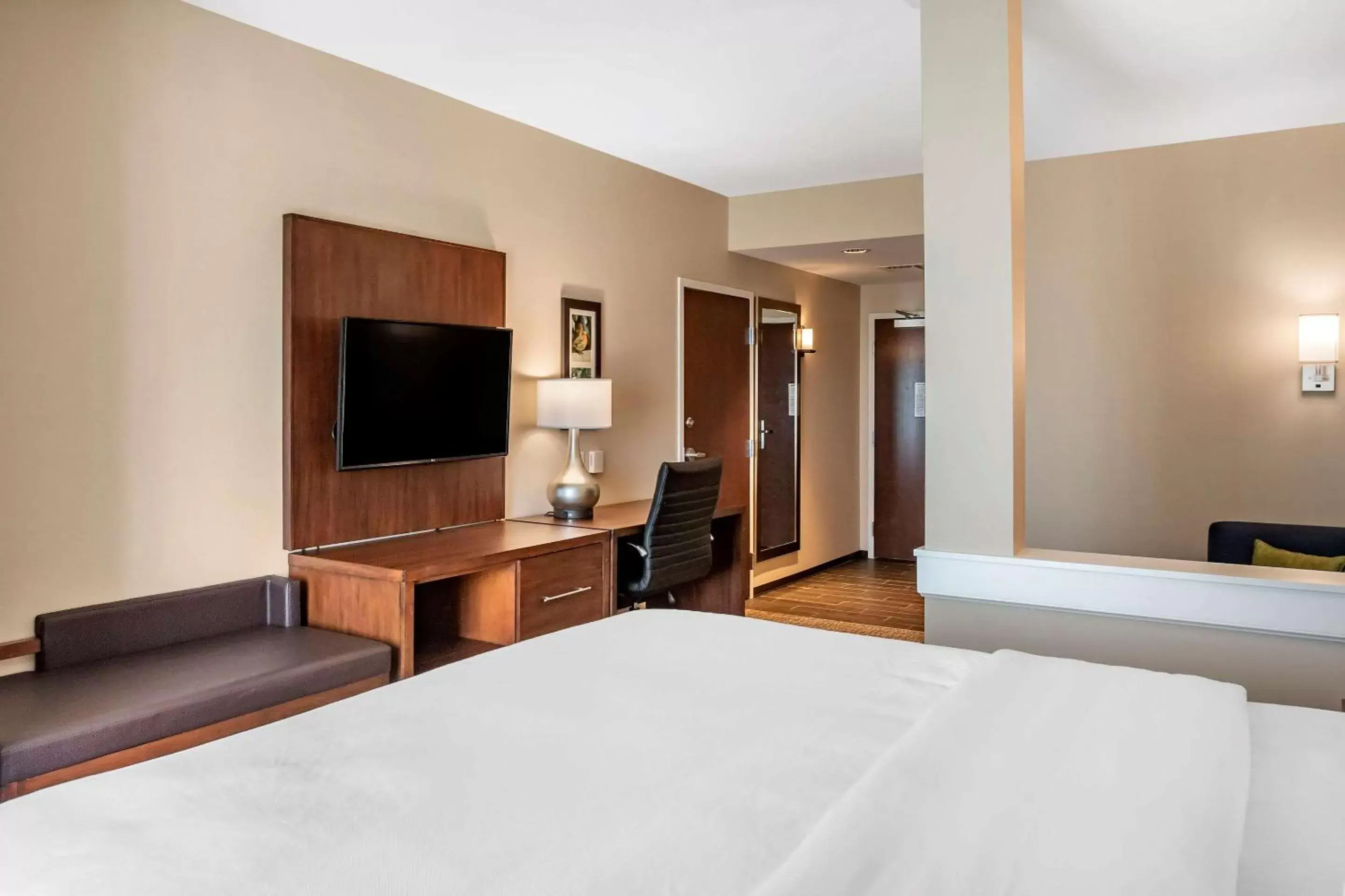 Photo of the whole room, Bed in Comfort Inn & Suites