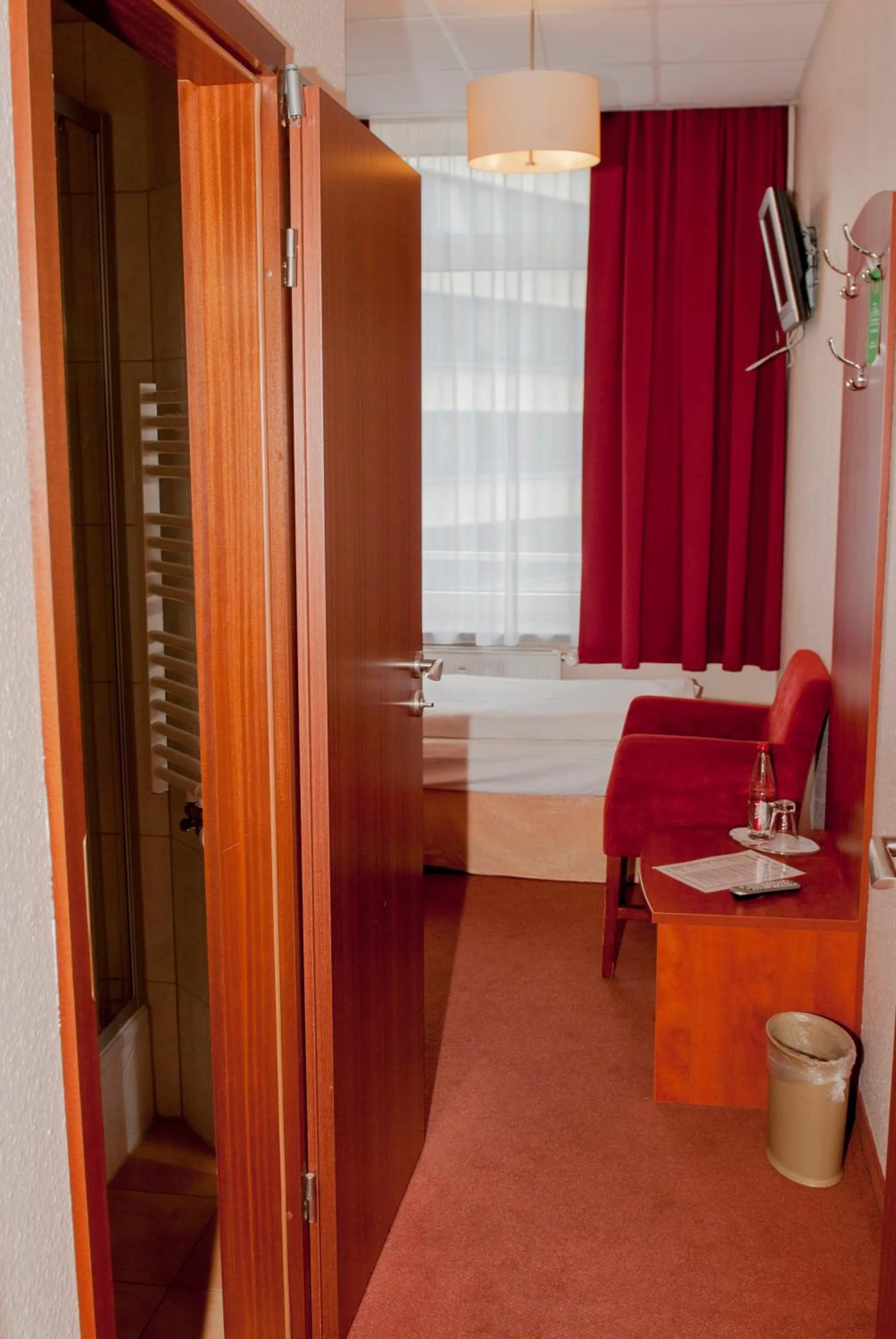 Photo of the whole room, Bed in Hotel Residence am Hauptbahnhof