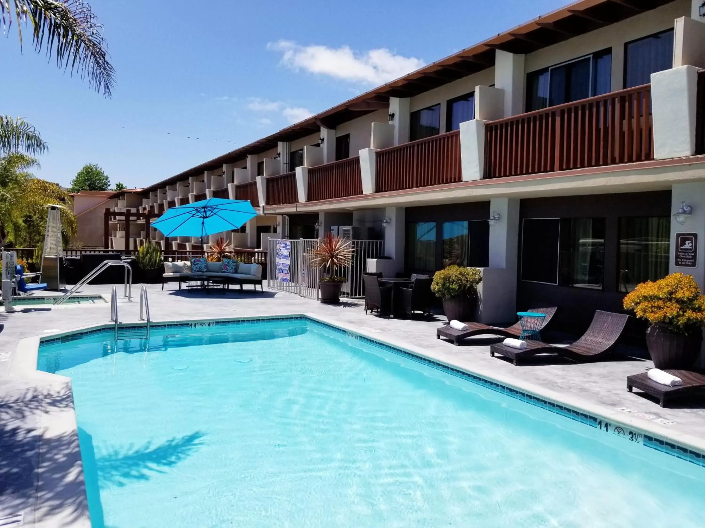 Swimming pool, Property Building in Holiday Inn Express Hotel & Suites Solana Beach-Del Mar, an IHG Hotel