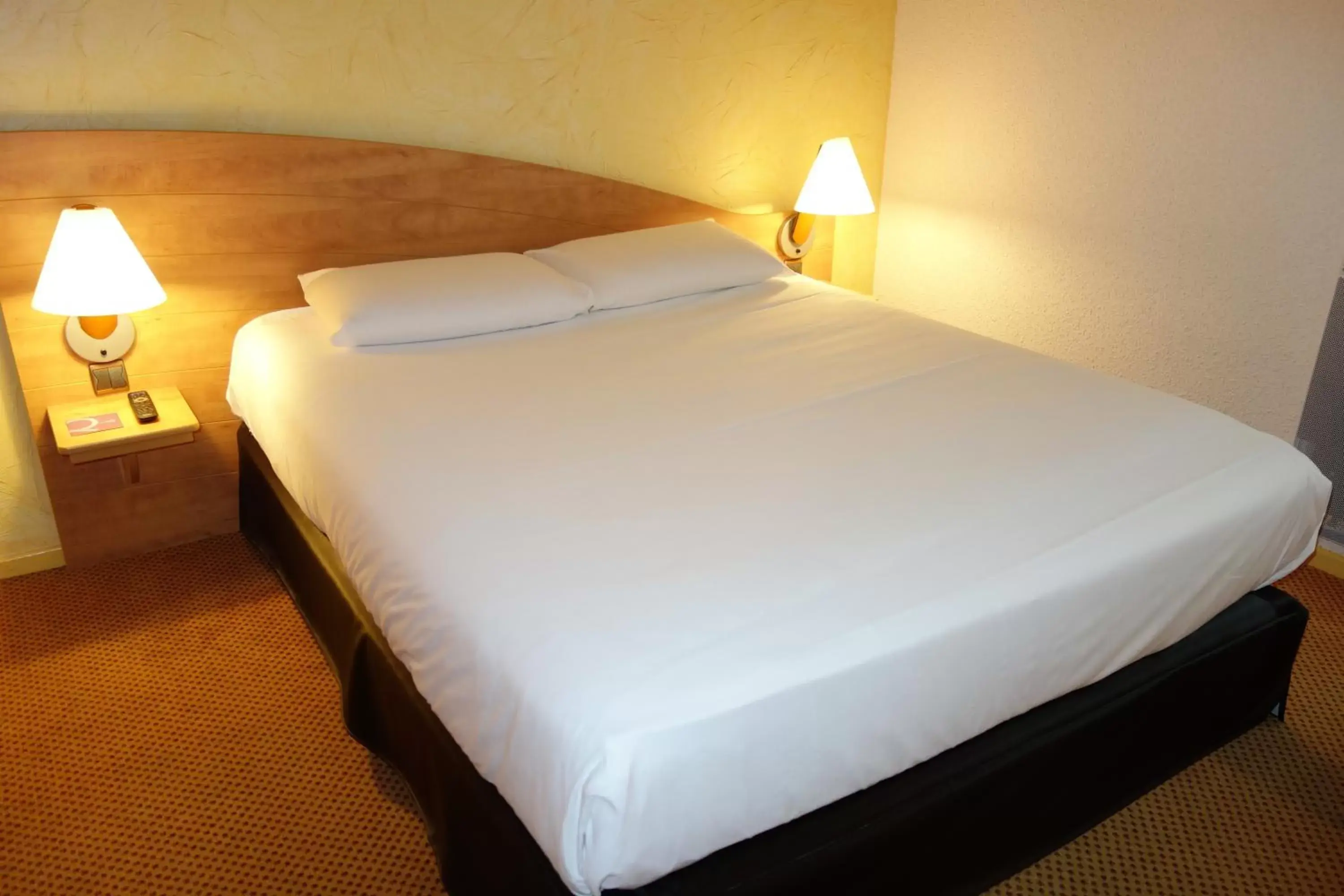 Photo of the whole room, Bed in Mercure Epinal Centre