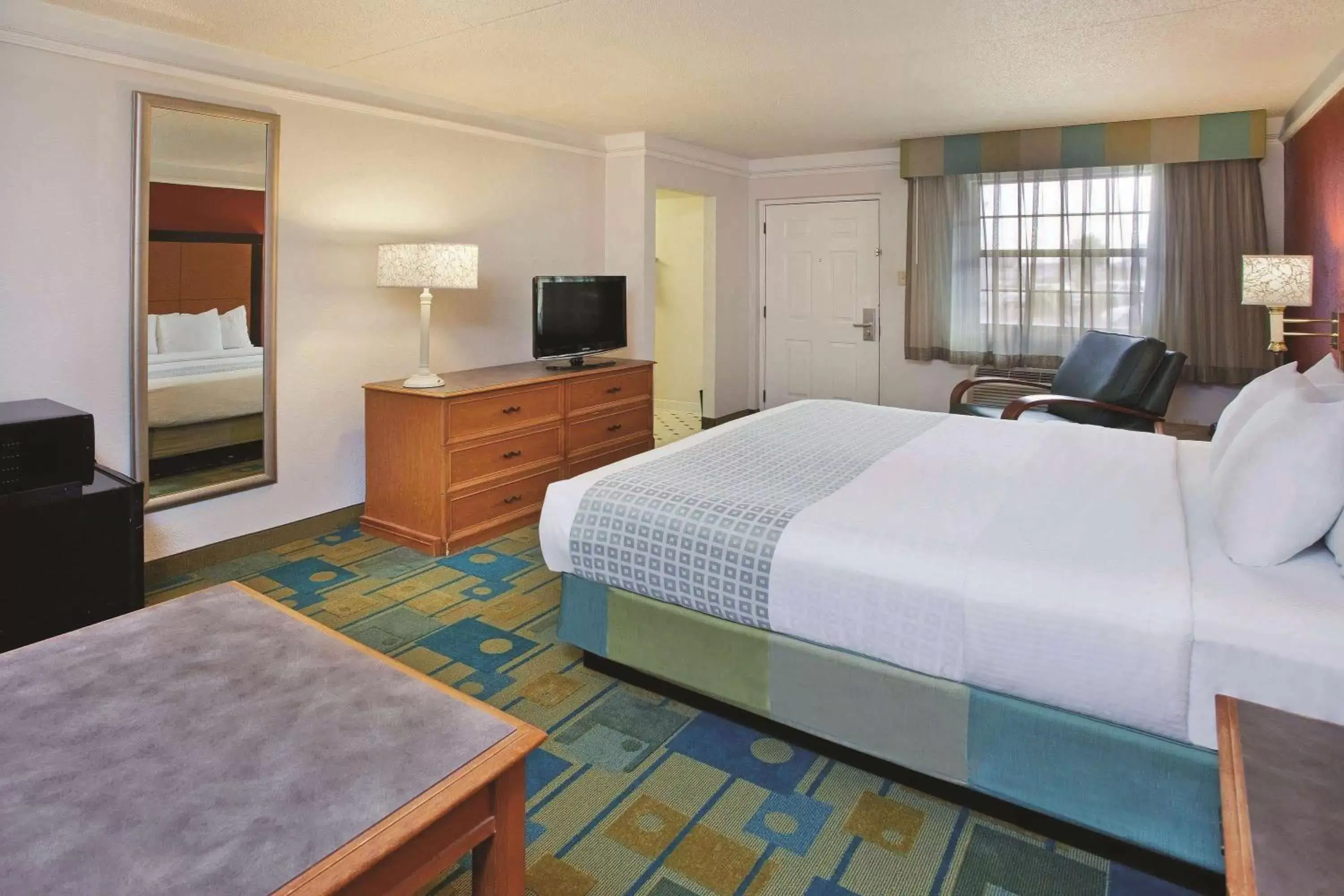 Bedroom, Bed in La Quinta Inn by Wyndham Savannah Midtown
