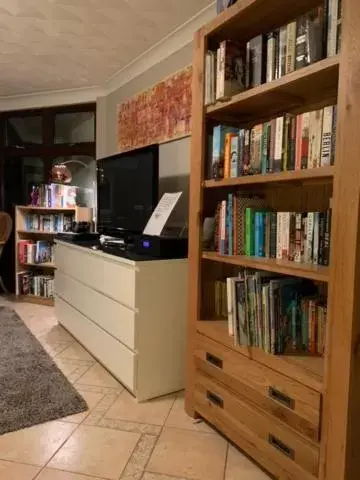 Lounge or bar, Library in Willowbank House