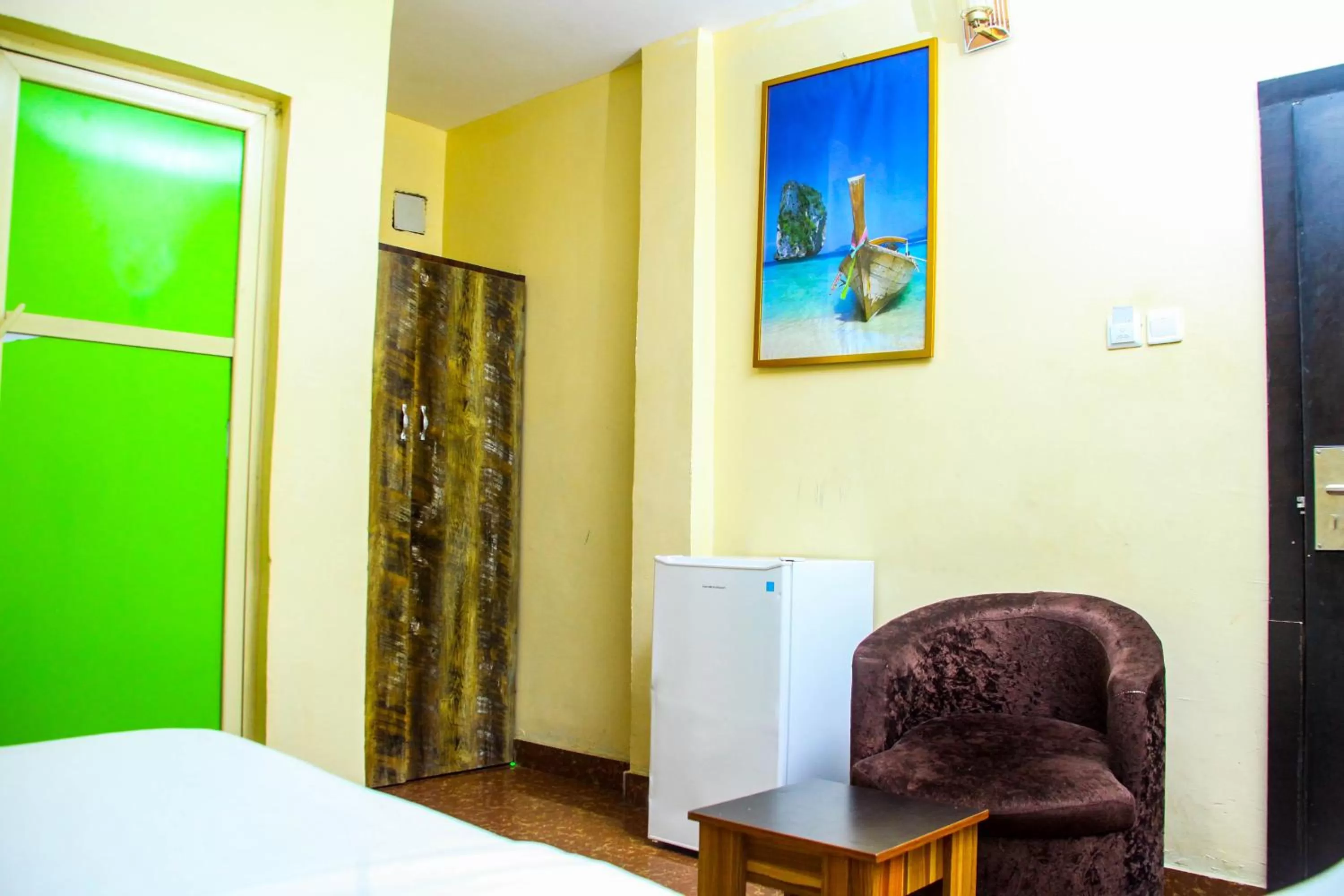 Bedroom, Seating Area in ONTARIO SUITES