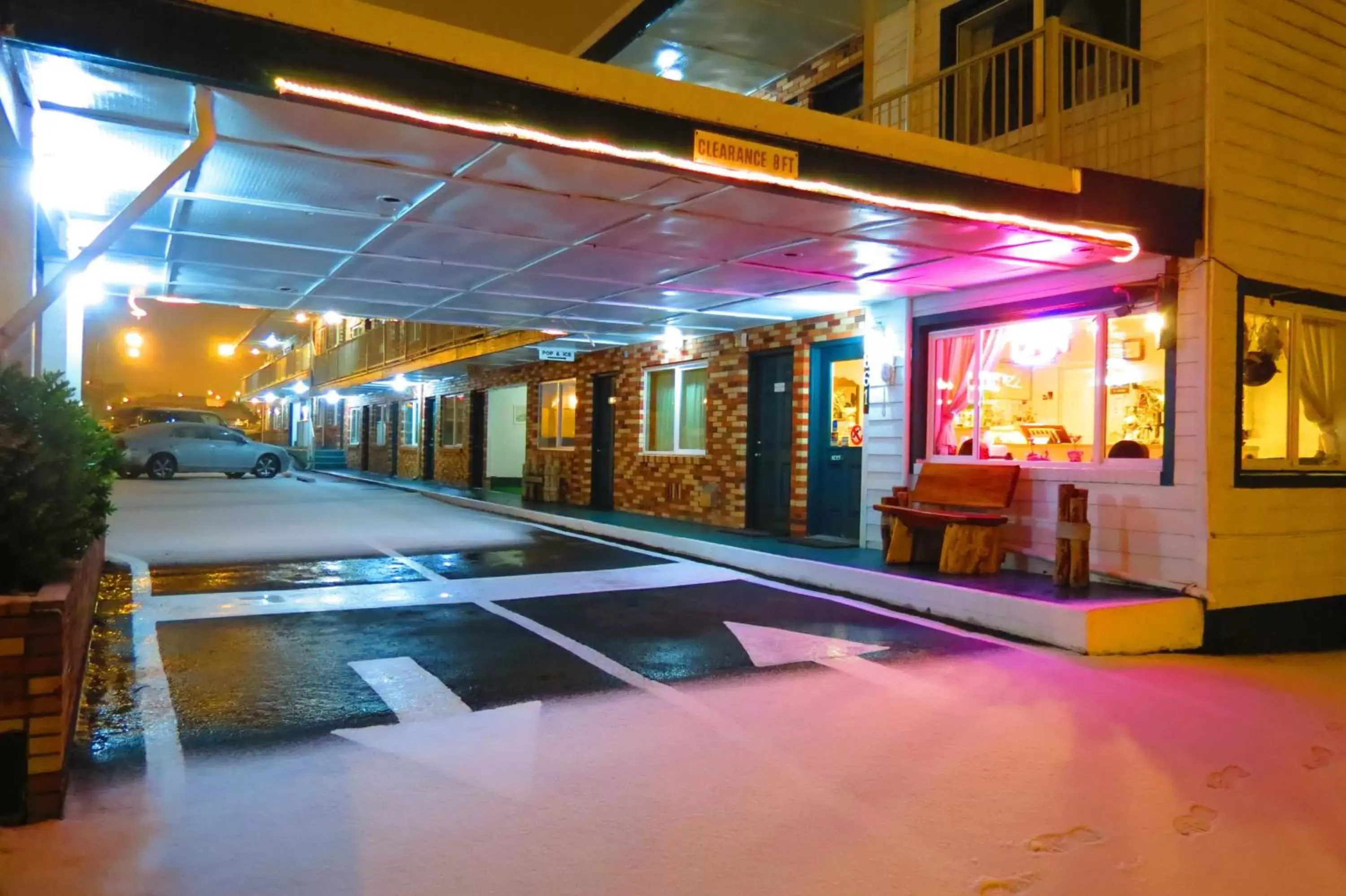 Facade/entrance, Swimming Pool in Money Saver Motel