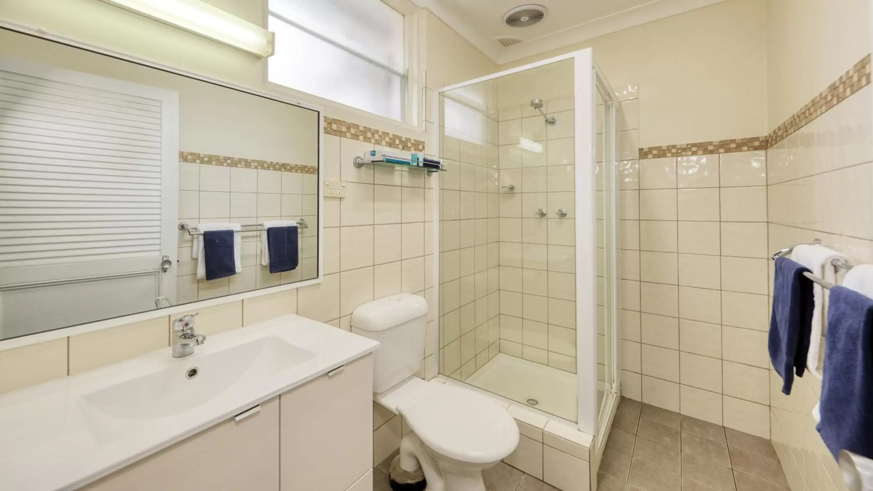 Bathroom in Colonial Motel & Apartments