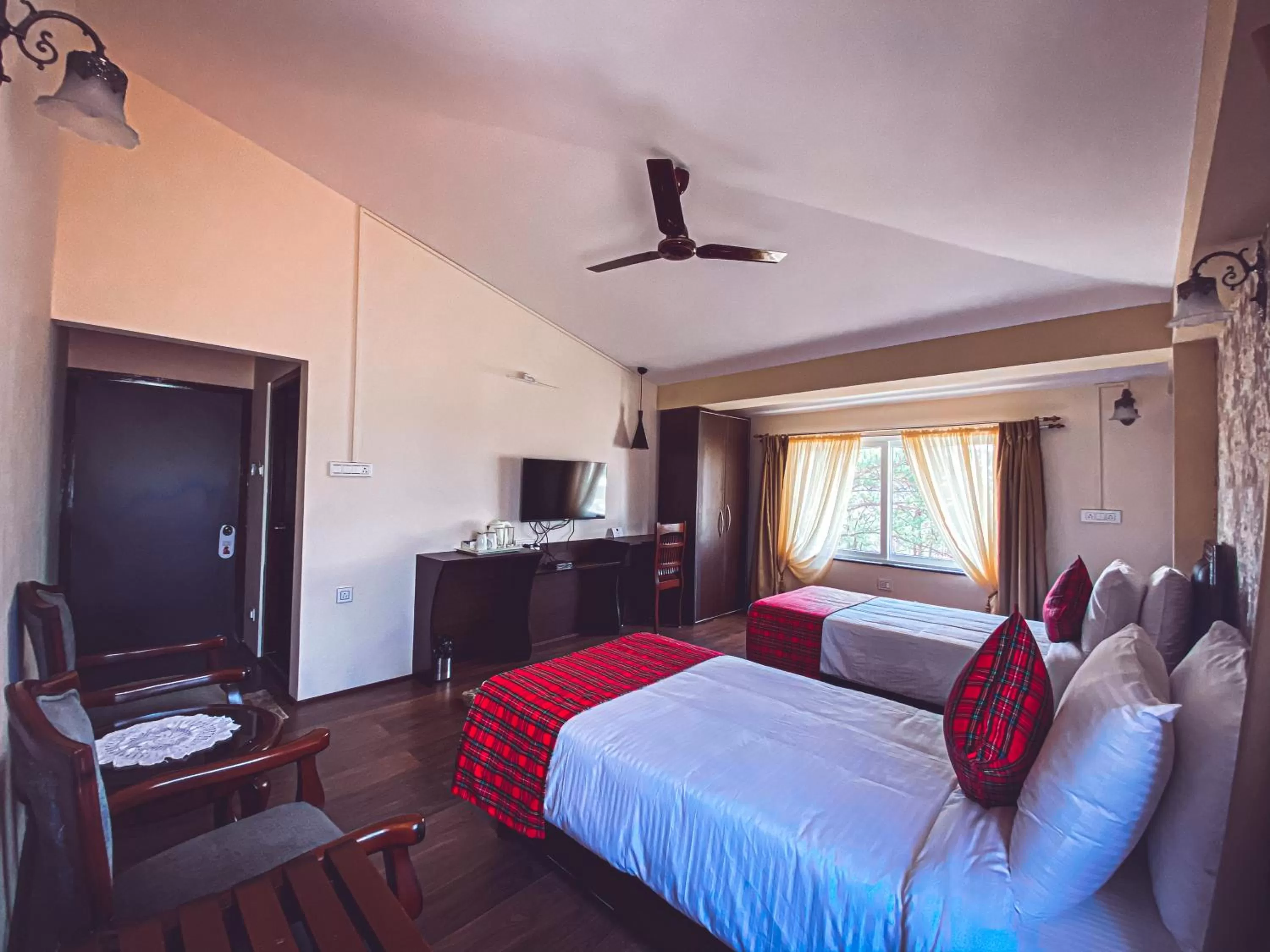 Photo of the whole room, TV/Entertainment Center in Windermere Inn