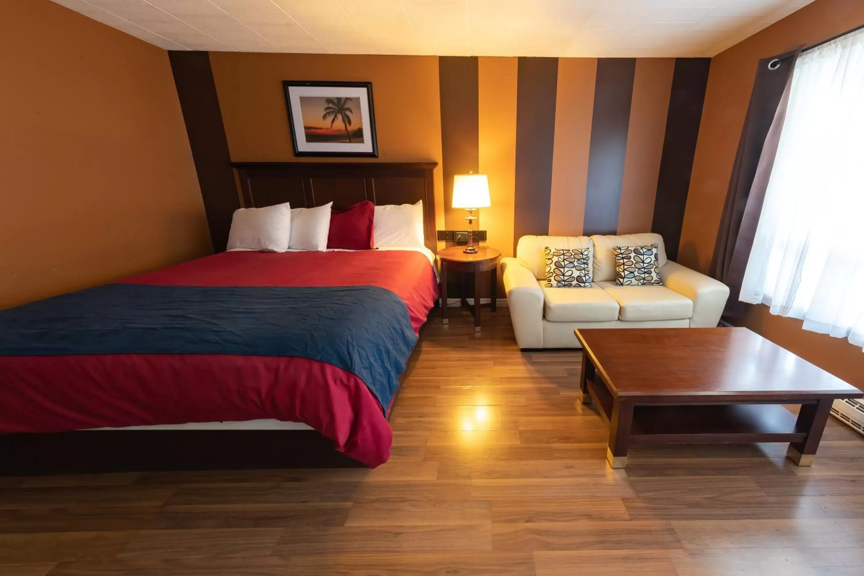 Bed in Villager Lodge Niagara Falls
